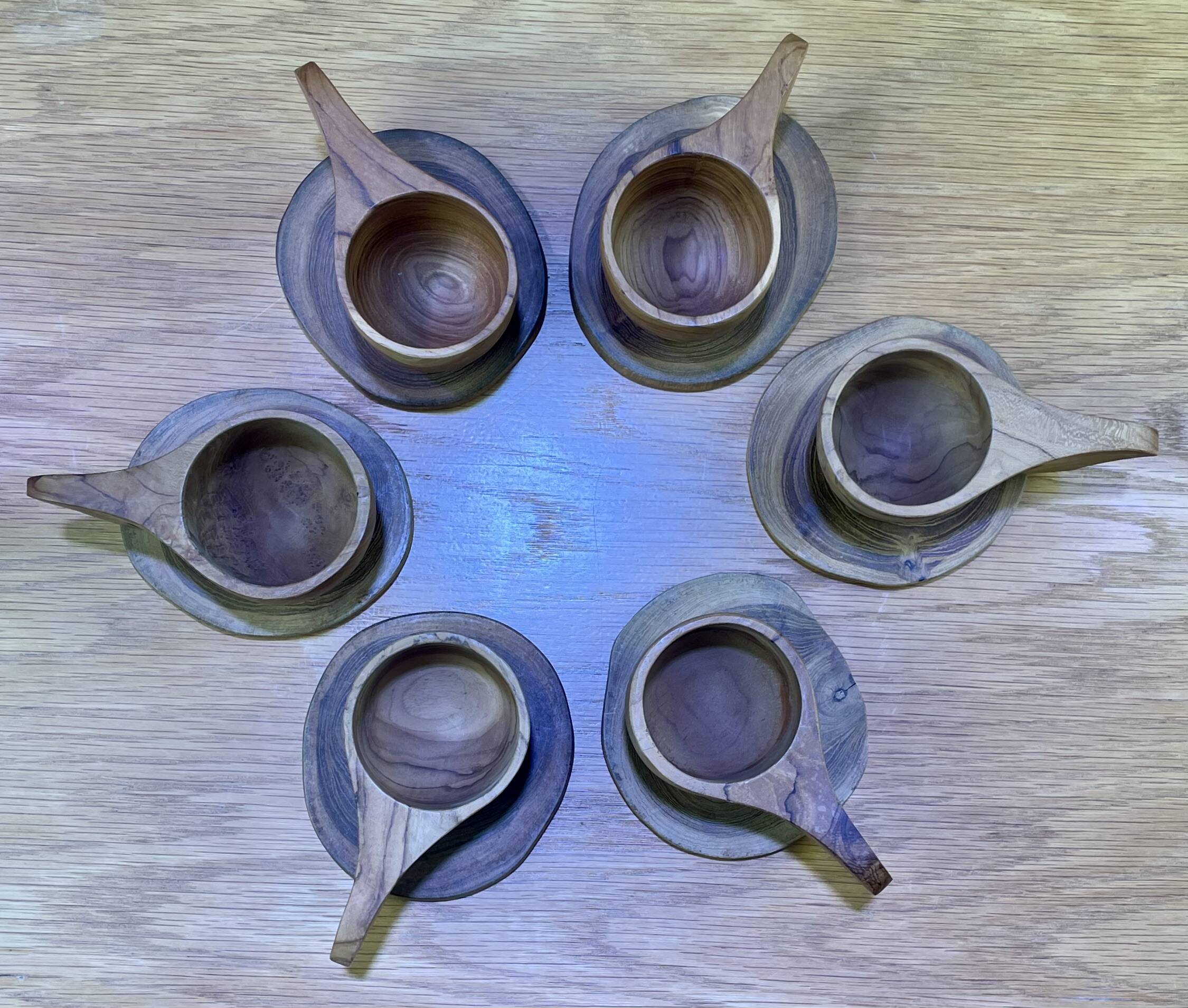 Service de tasses en bois avec soucoupes