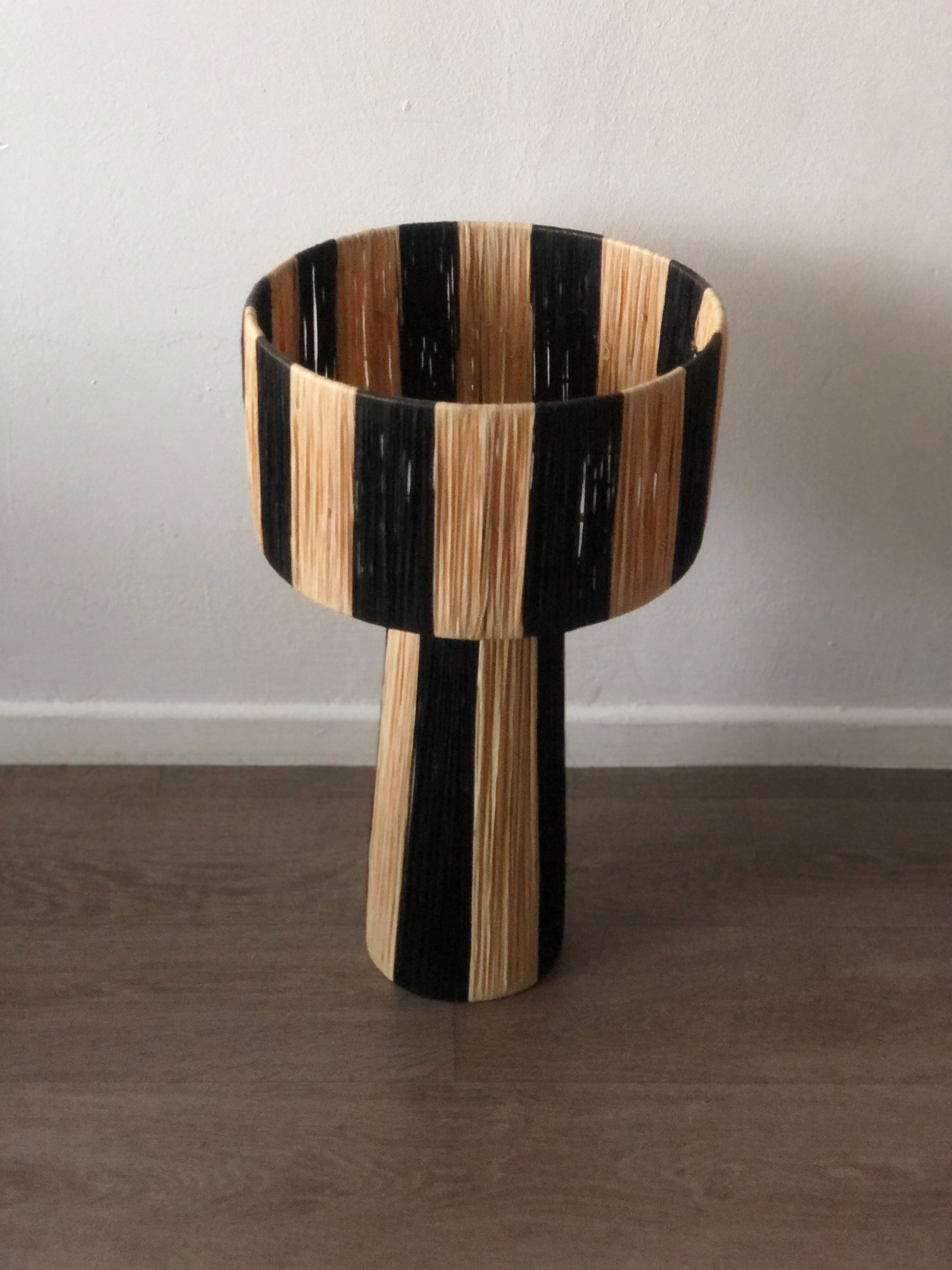 Lamppost in Raphia fine black natural style