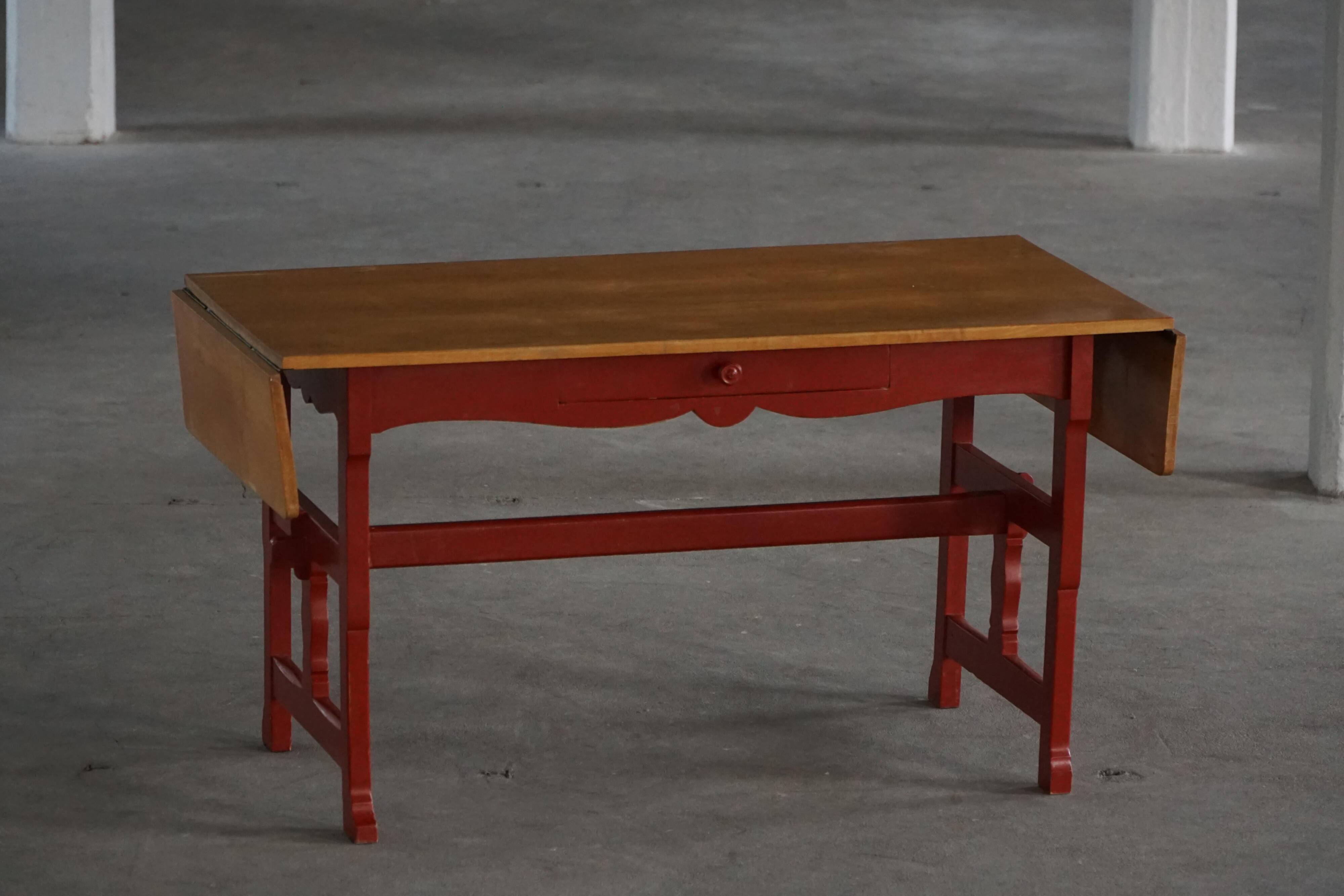 Scandinavian extendable table for writing or dining with a drawer, early 20th century.