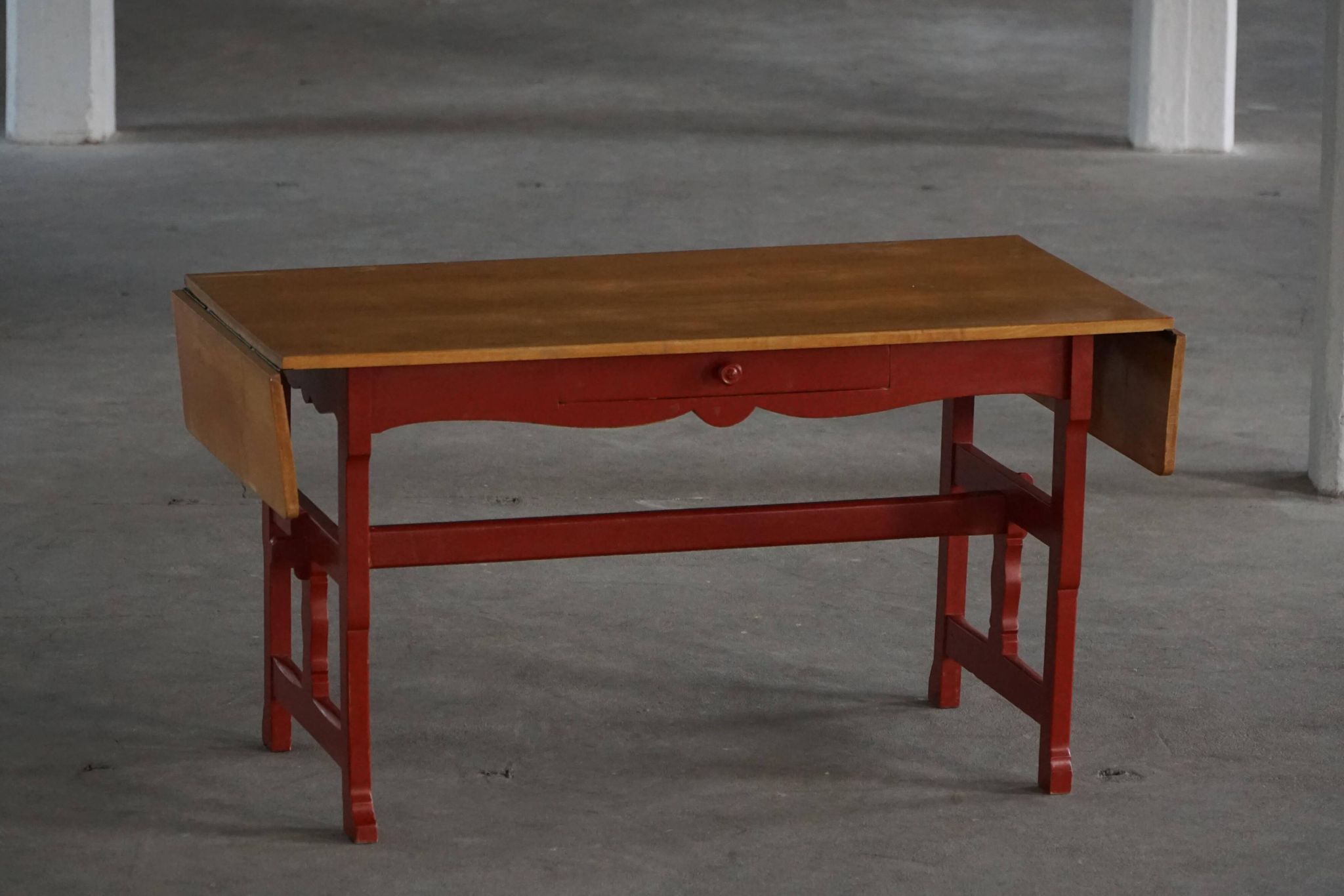 Scandinavian extendable table for writing or dining with a drawer, early 20th century.