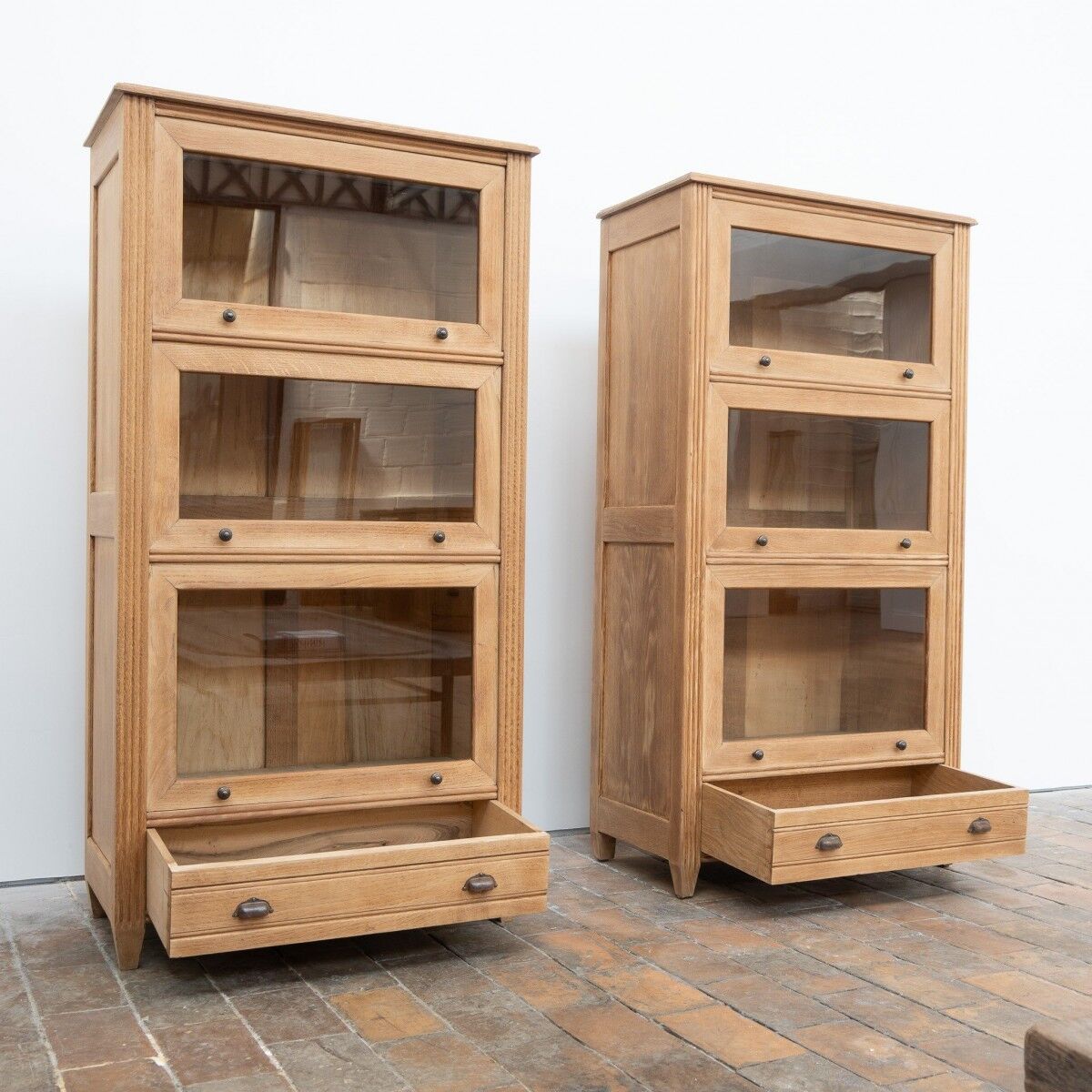 2 vitrines à abattants en chêne – XXe siècle