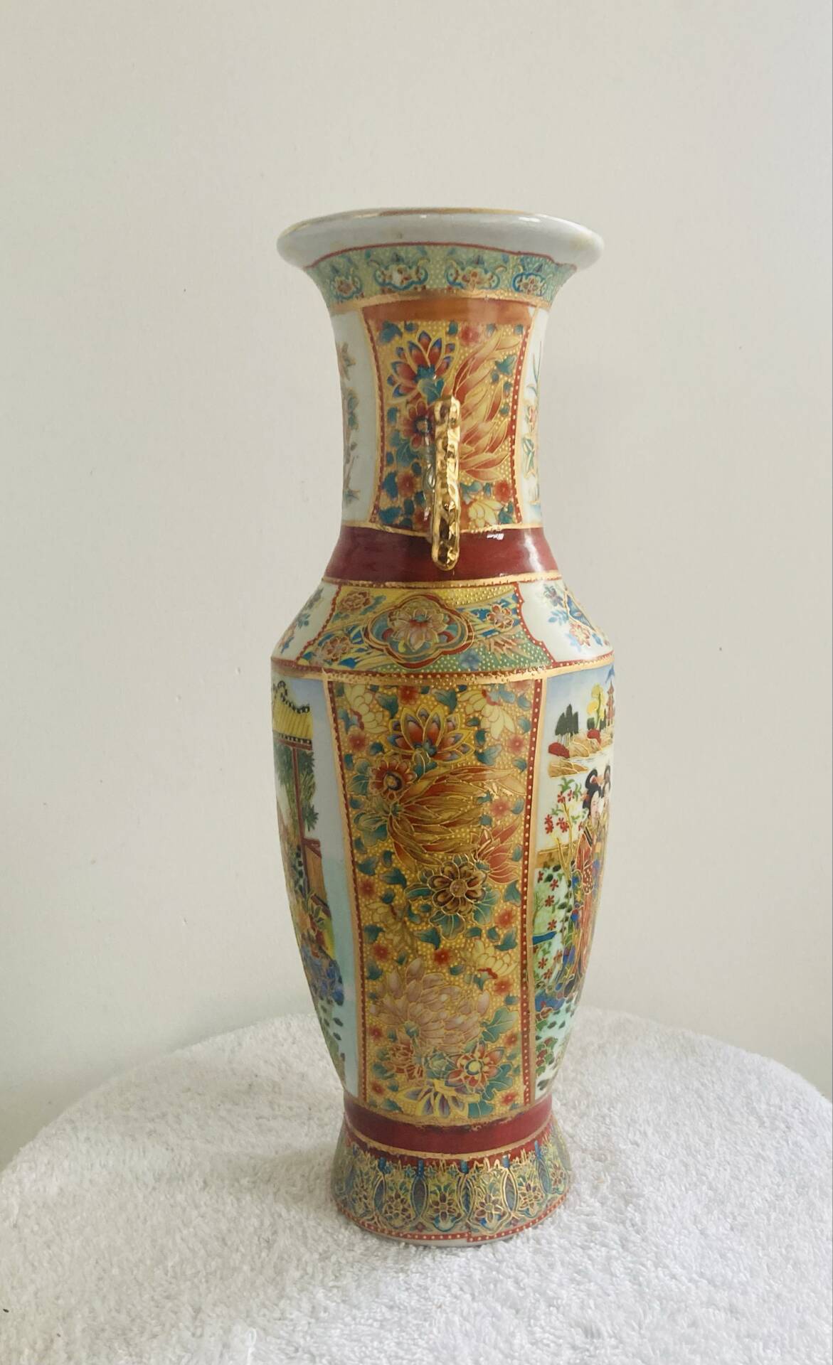 Antique Japanese Satsuma vase, 19th - early 20th century, decorated with geishas.