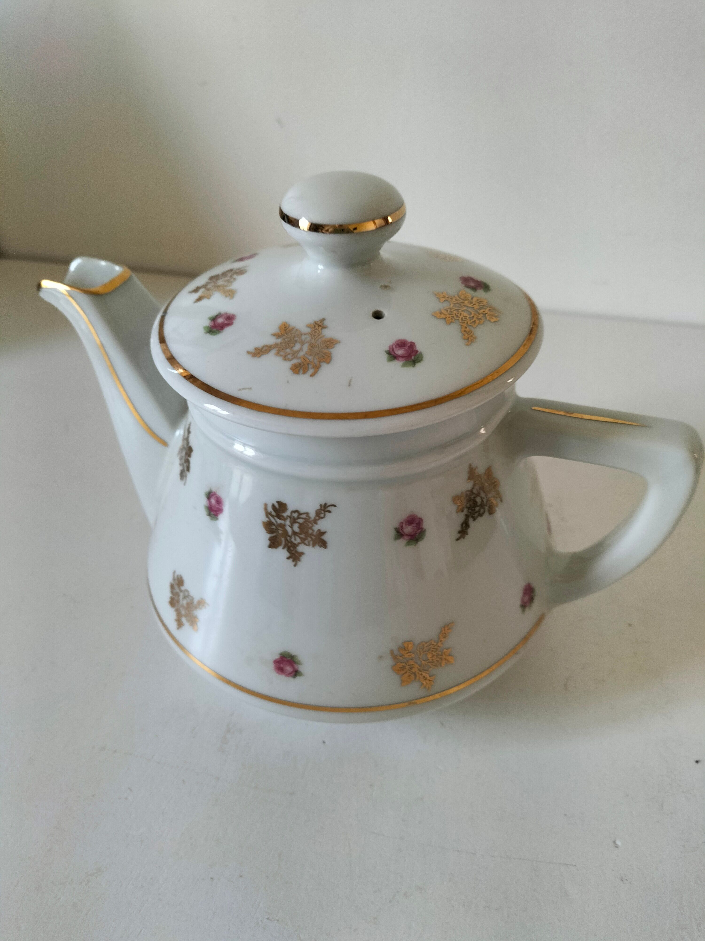 Porcelain teapot Louis Lourioux, decorated with roses and pyroluxe gilding.