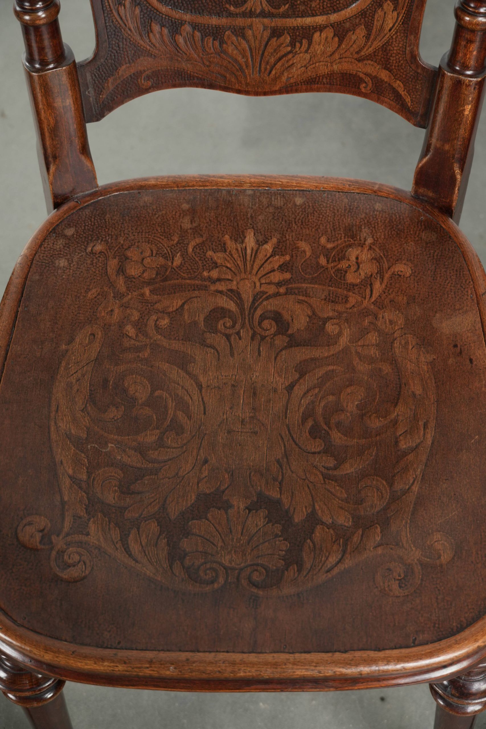 Ensemble de quatre chaises de bistro antiques de la fin du 19e/début du 20e siècle.