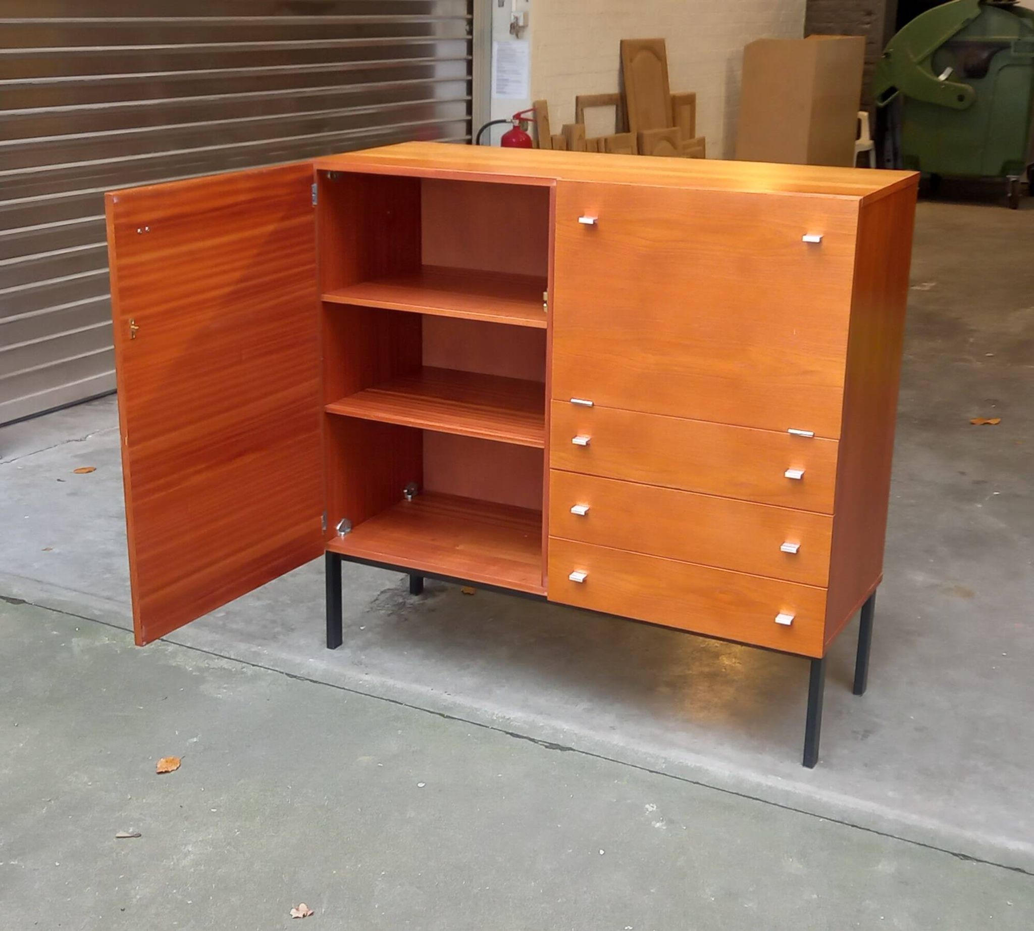 Sideboard Pierre Guariche Meurop modèle 1293 en Teck