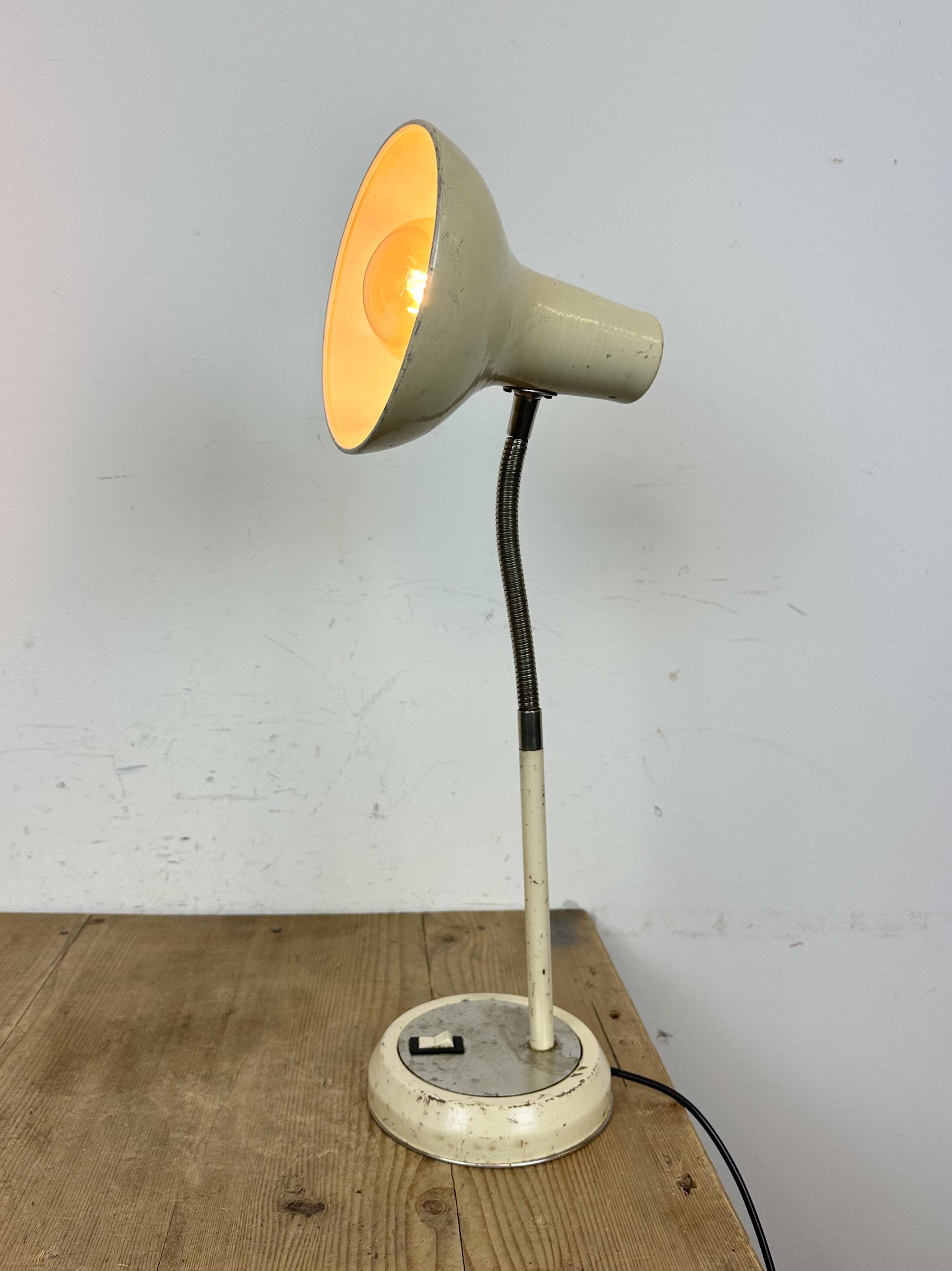 Lampe de table industrielle beige à col de cygne, 1960s