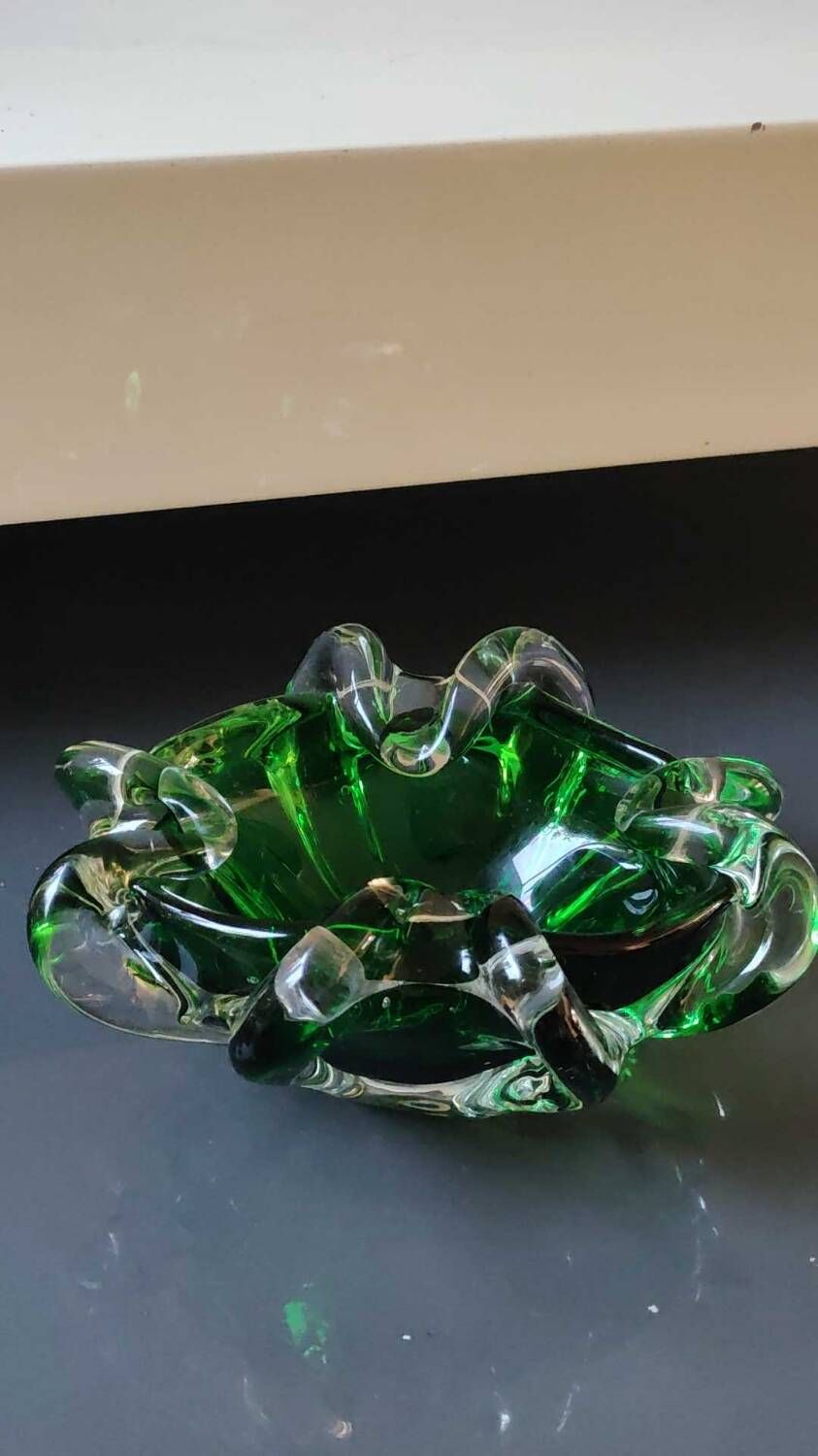 Pocket/ashtray in blown Murano art glass. Organic floral shape