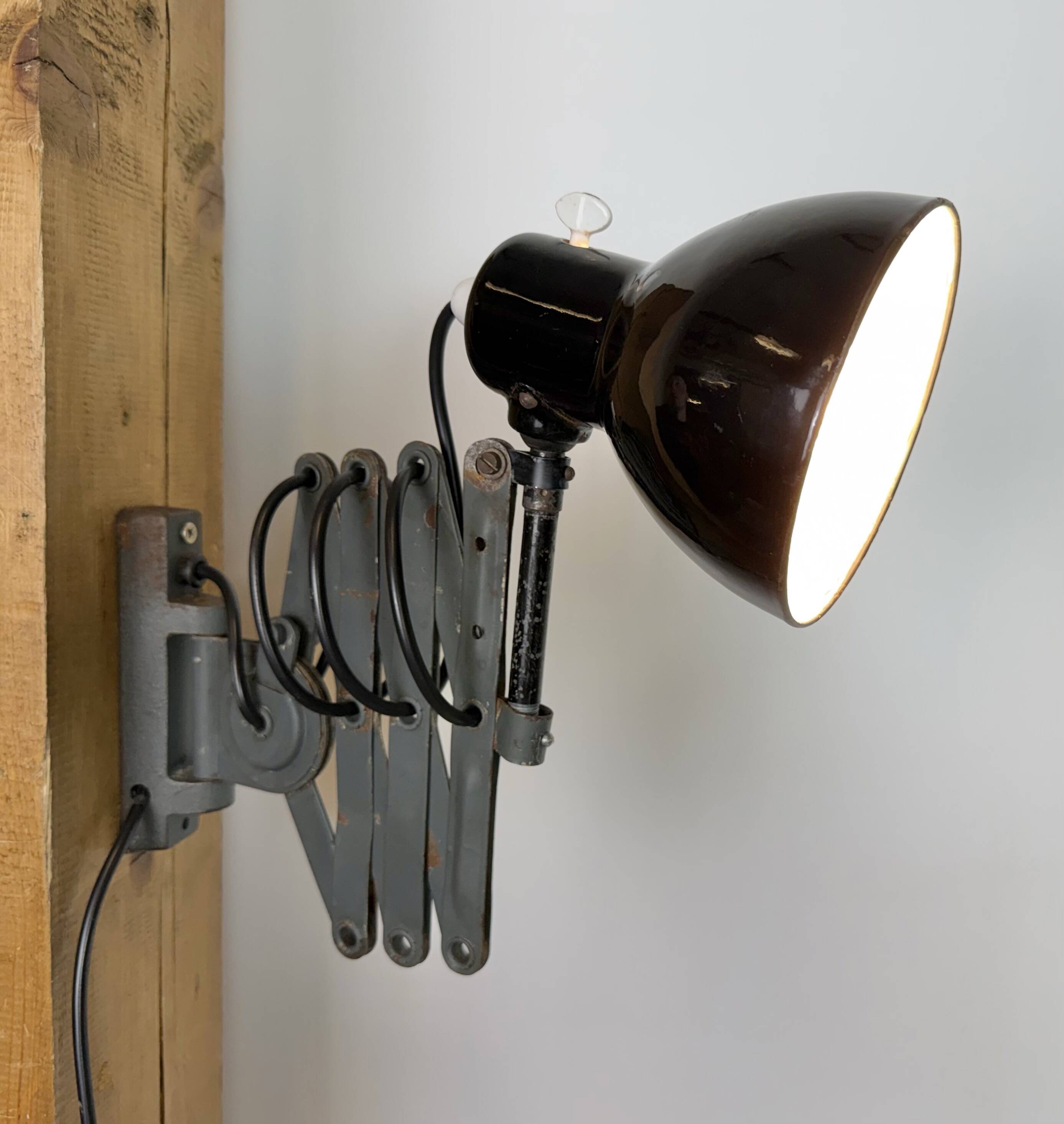 Lampe murale à ciseaux en émail noir industriel, années 1950