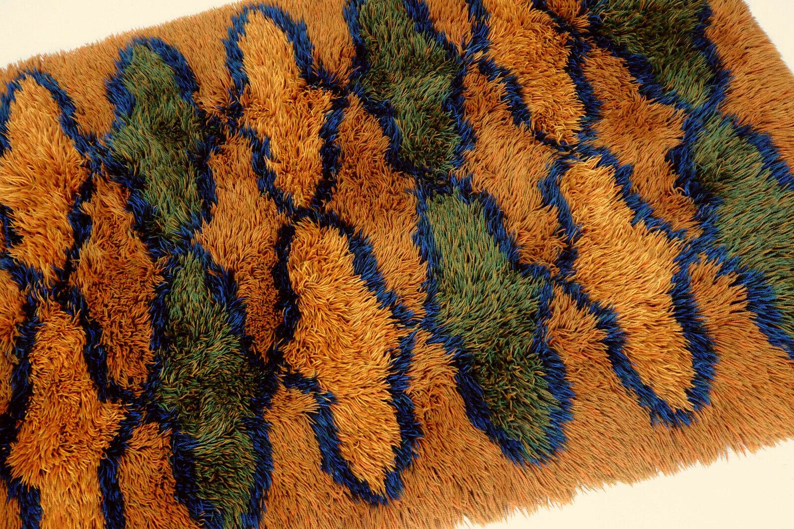 1970s vintage rug carpet psychedelic pop design