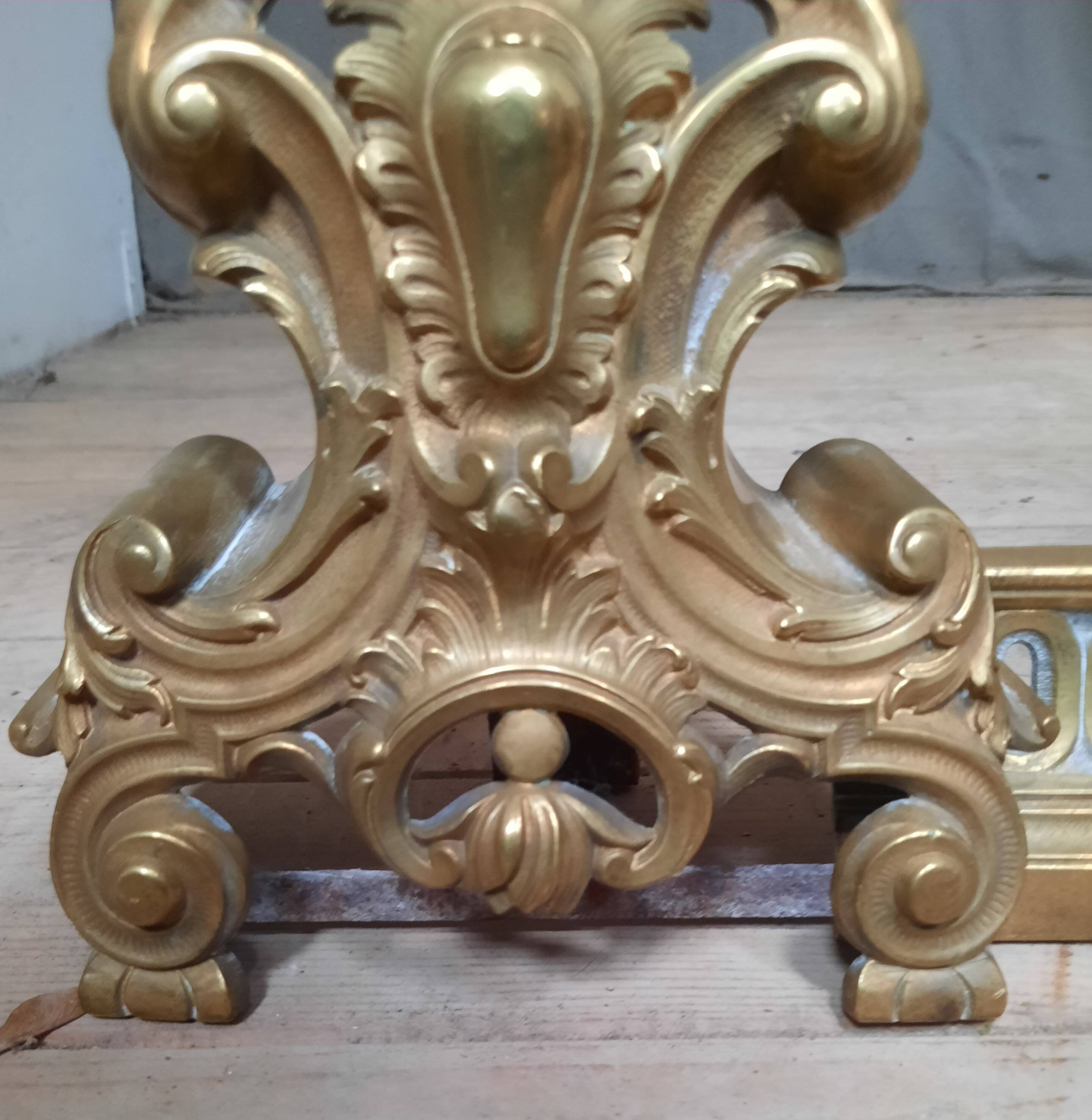 Barre de foyer en bronze doré