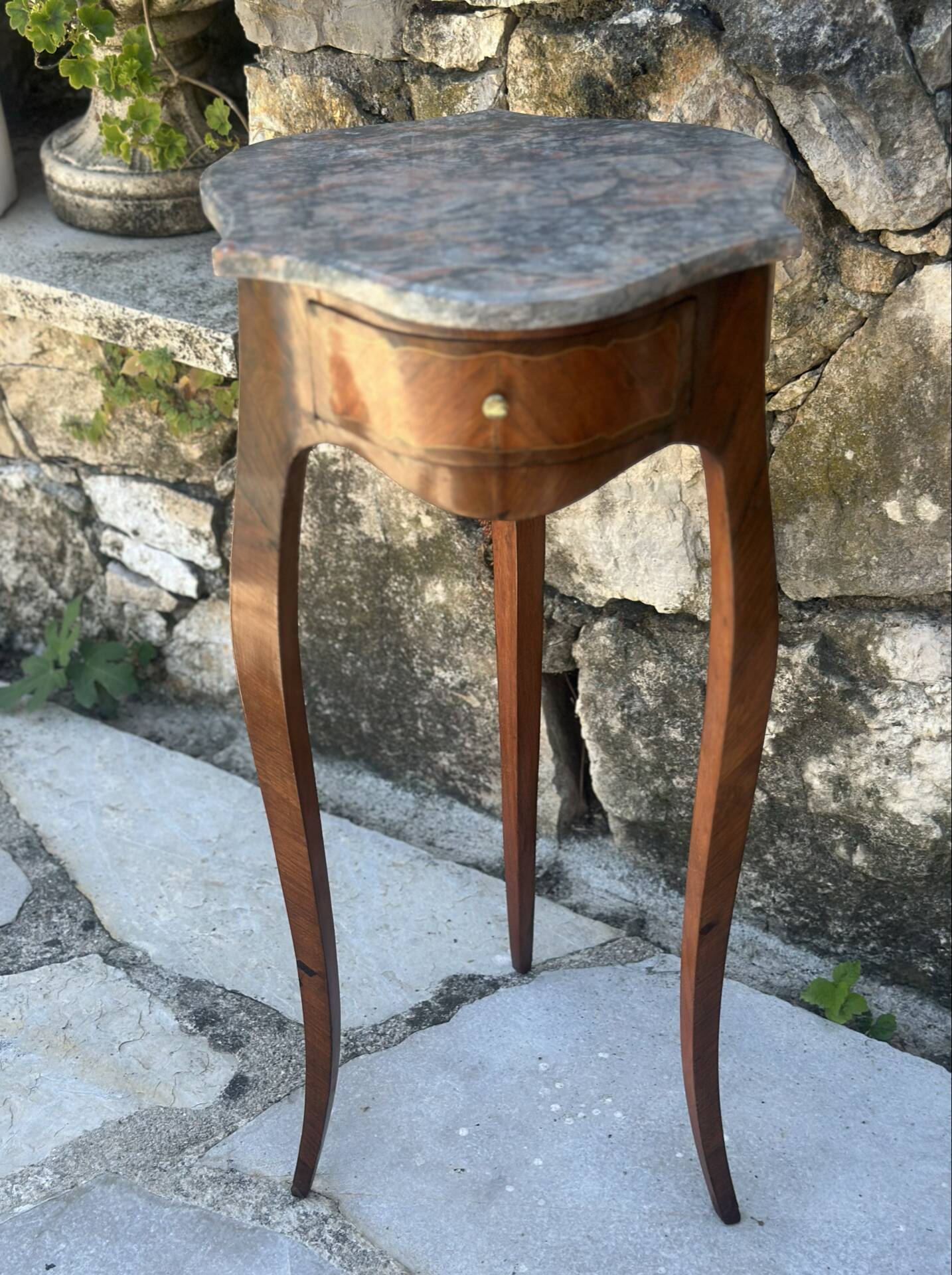 Table volante en Marqueterie de bois précieux de style Louis XV .