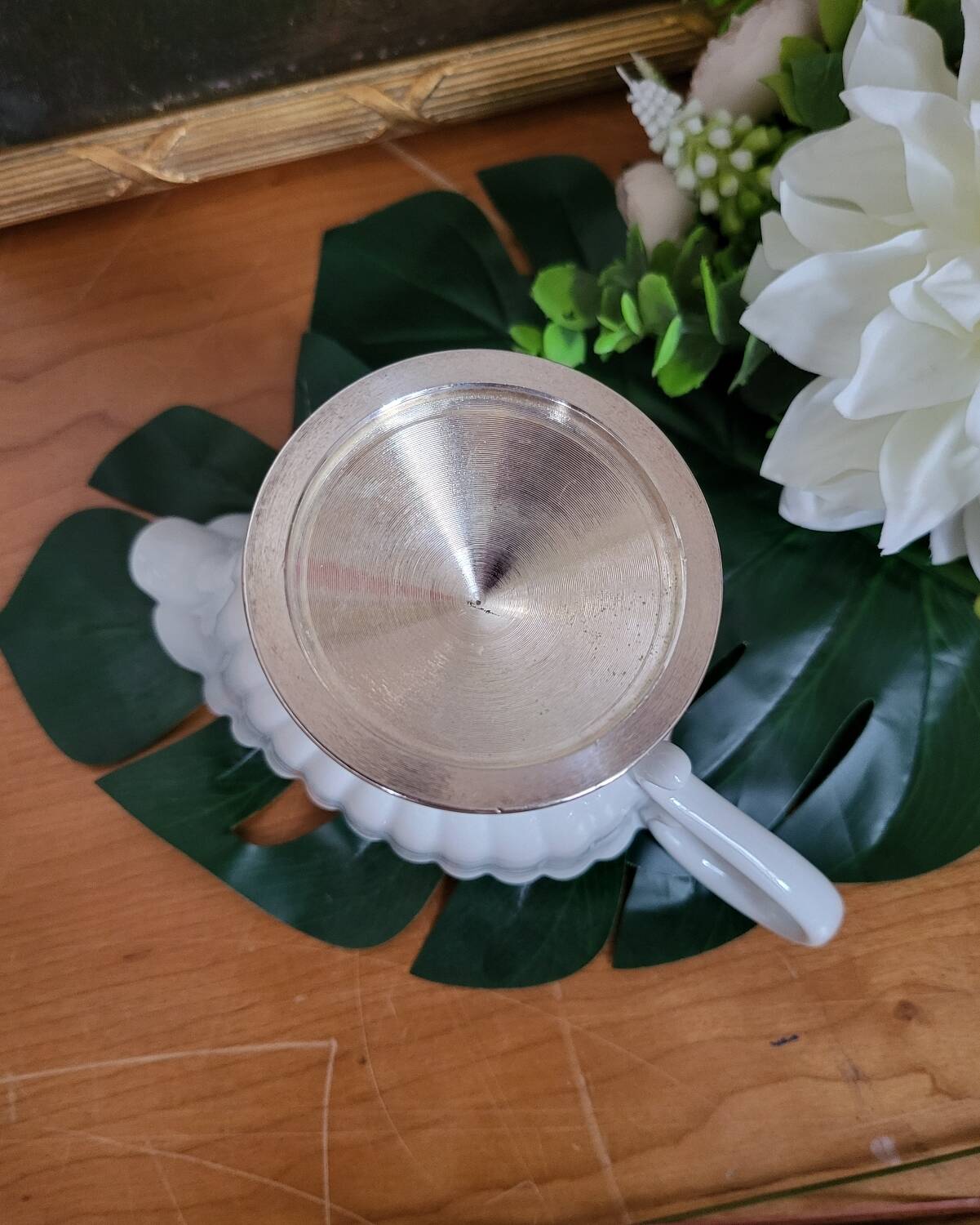 Porcelain and silver-plated gravy boat