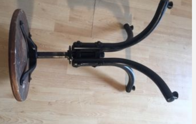 Turning on foot Tulip years 30 stool