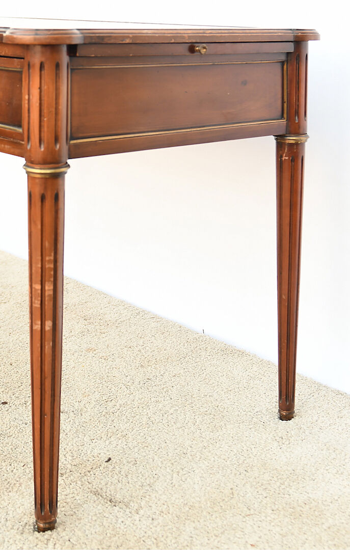Bureau plat style Louis XVI