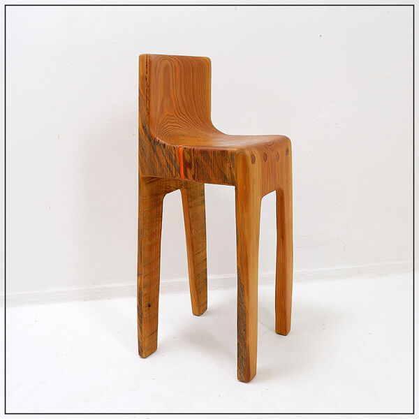 Chaise haute sculpturale de style brutaliste en chêne massif