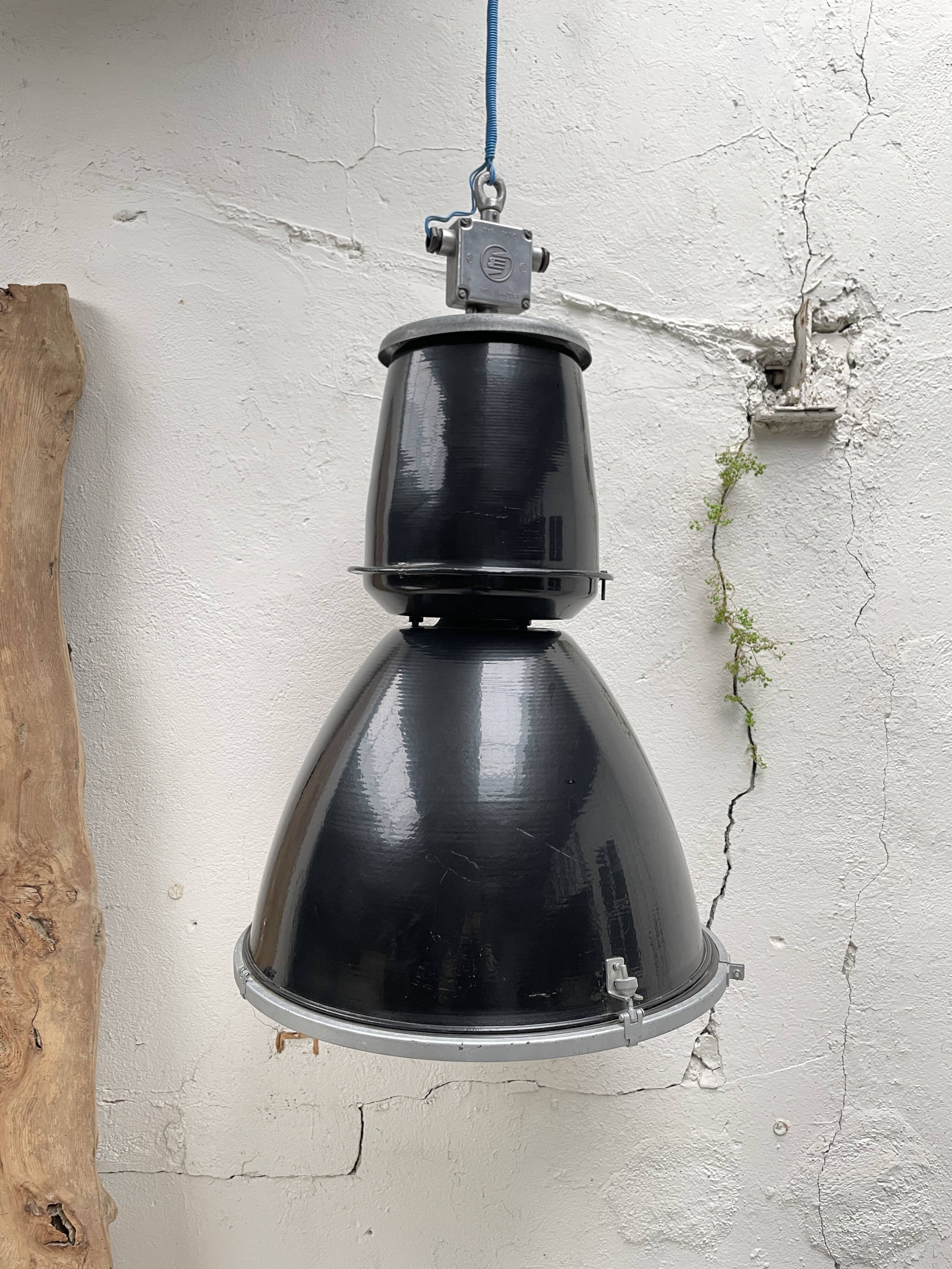 Suite de trois lampes industrielles.