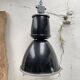 Suite de trois lampes industrielles.