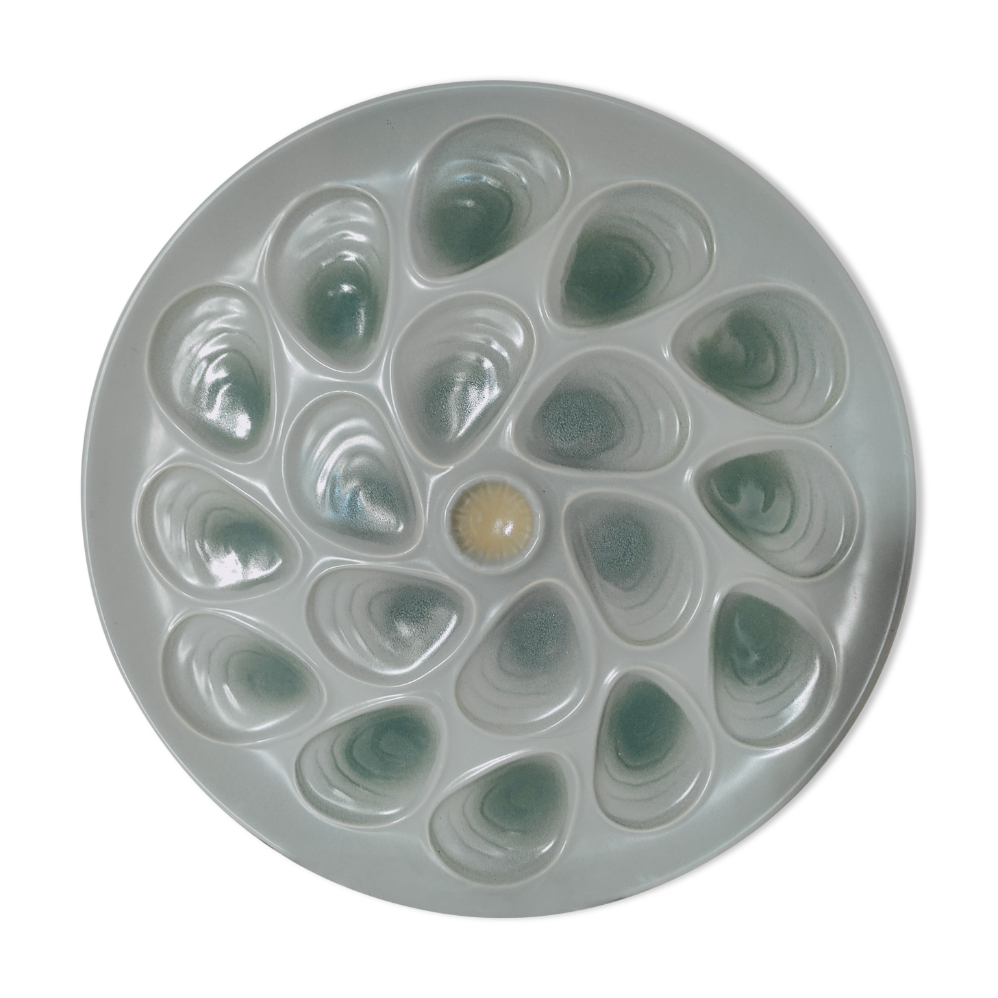 Presentation dish with oysters by salt pans