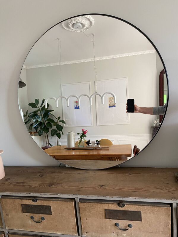 Miroir rond diamètre 90 cm monté sur panneau MDF, entourage teinté noir