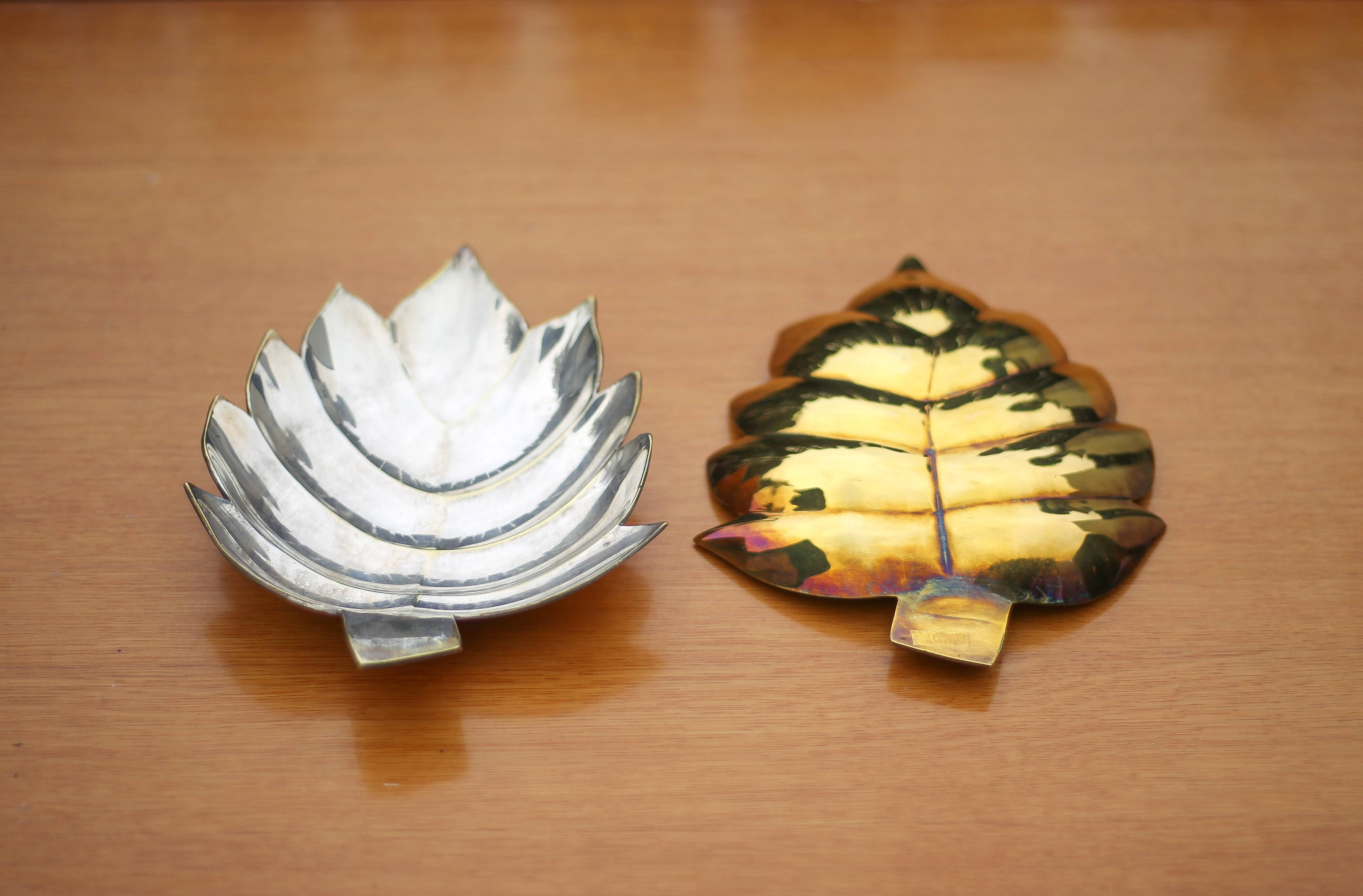 Pair of vintage leaf-shaped pockets, brass leaf cup