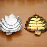 Pair of vintage leaf-shaped pockets, brass leaf cup