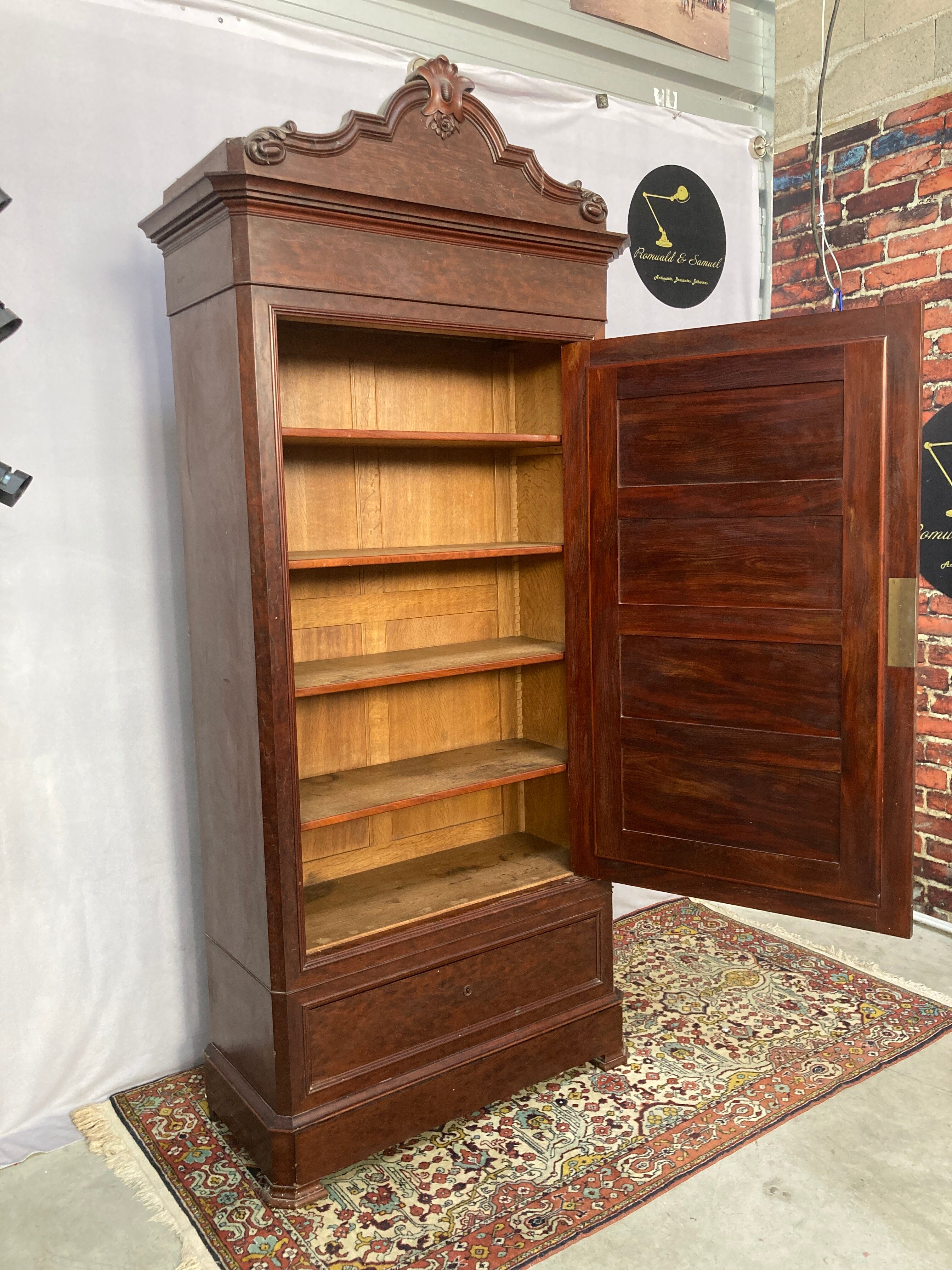 Cornice cabinet