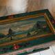 Banc-coffre vintage en bois peint, art populaire