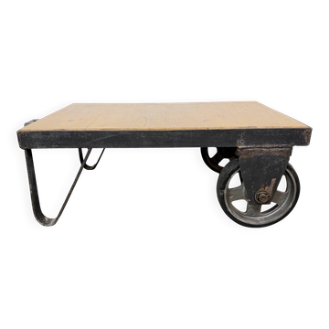 Table basse industrielle noire sur roulettes, années 1960