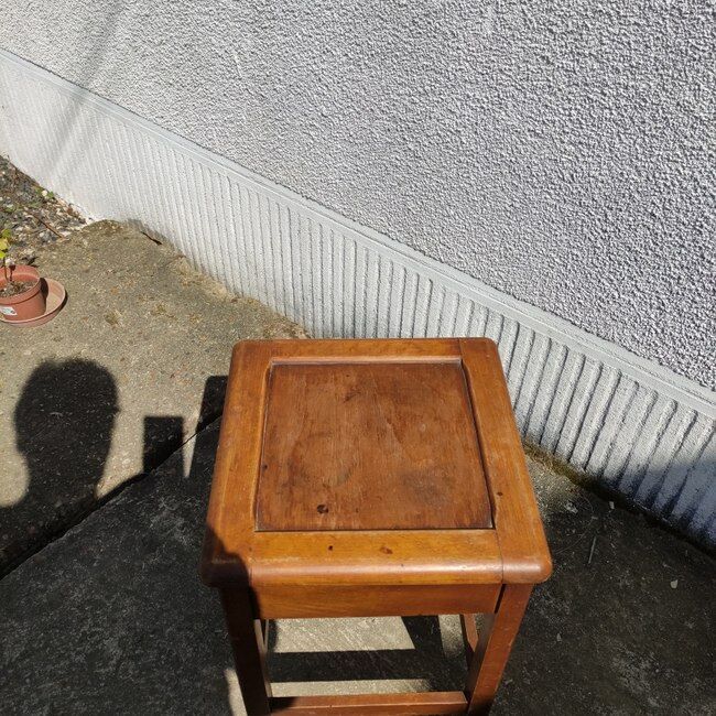 Shoeshine stool, chest stool