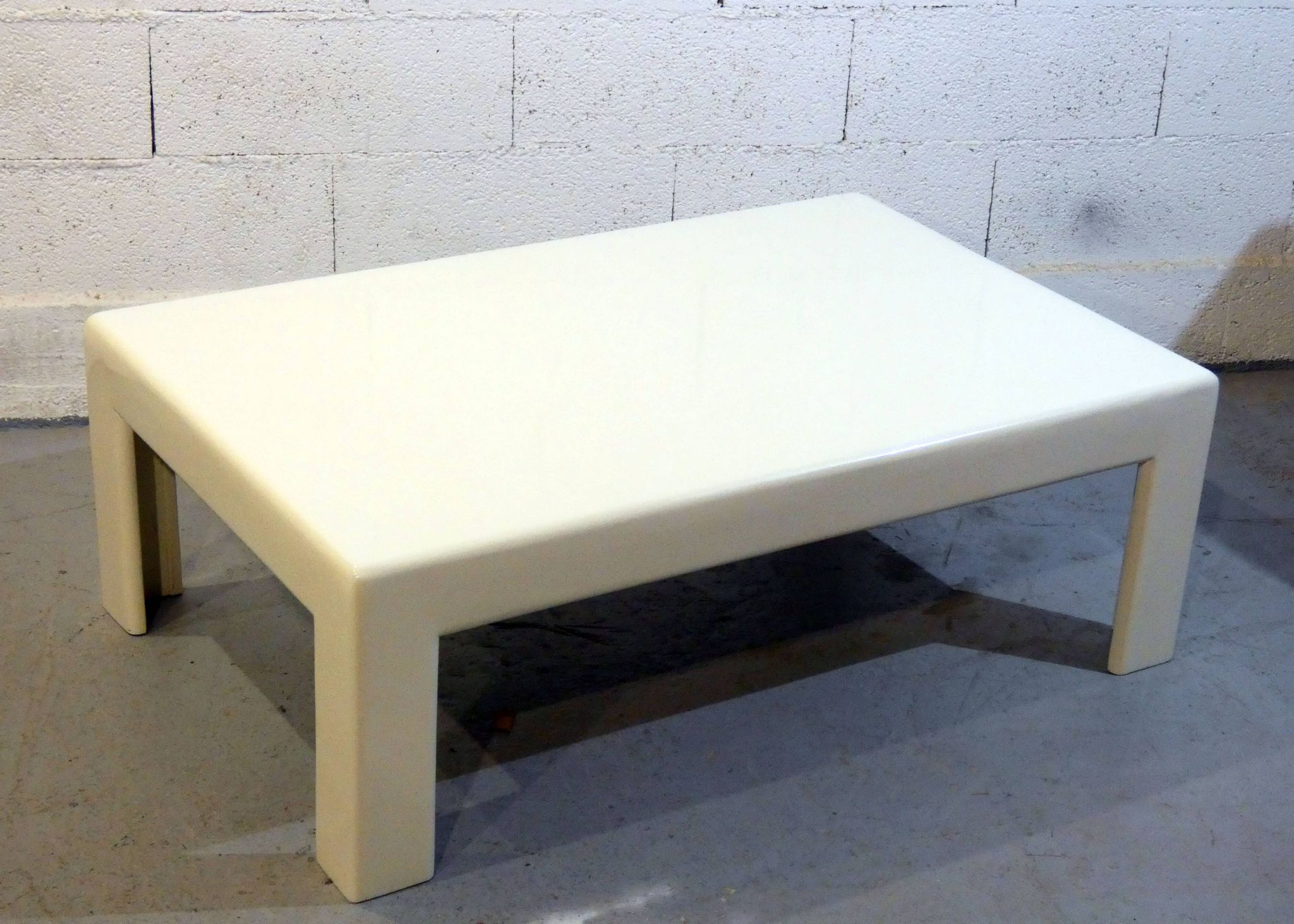 Table basse en bois laqué
