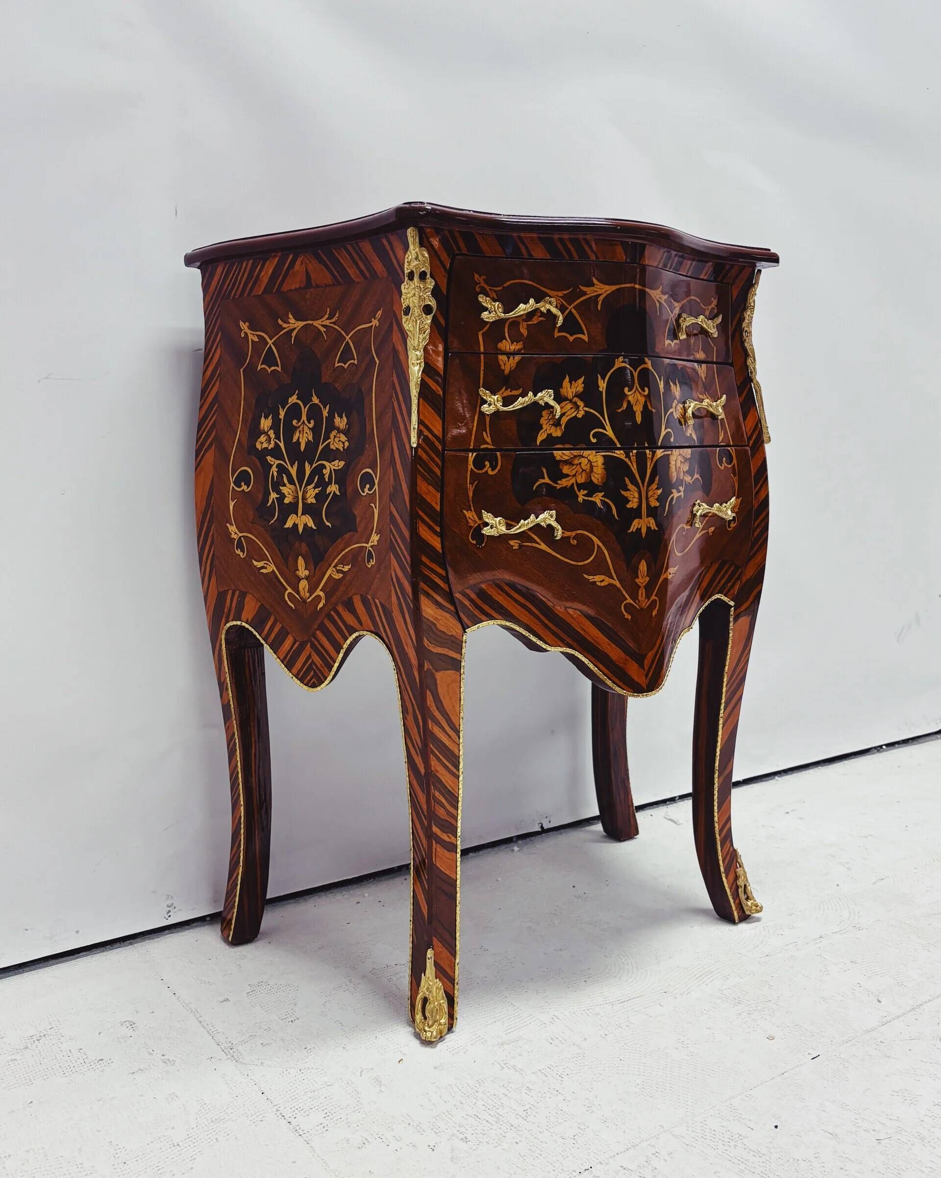 Marquetry chest of drawers with inlay in Louis XV style