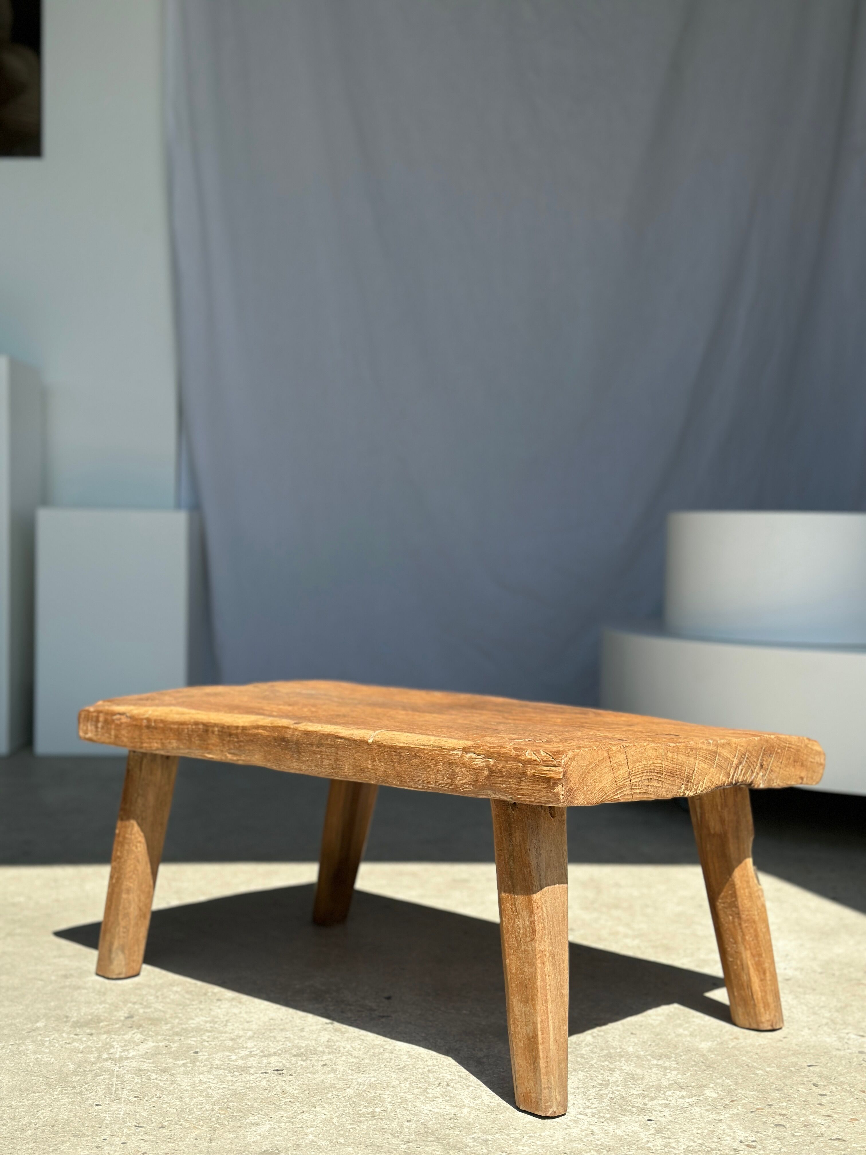 Coffee table in blond teak quadripod