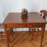 Extendable cherry table