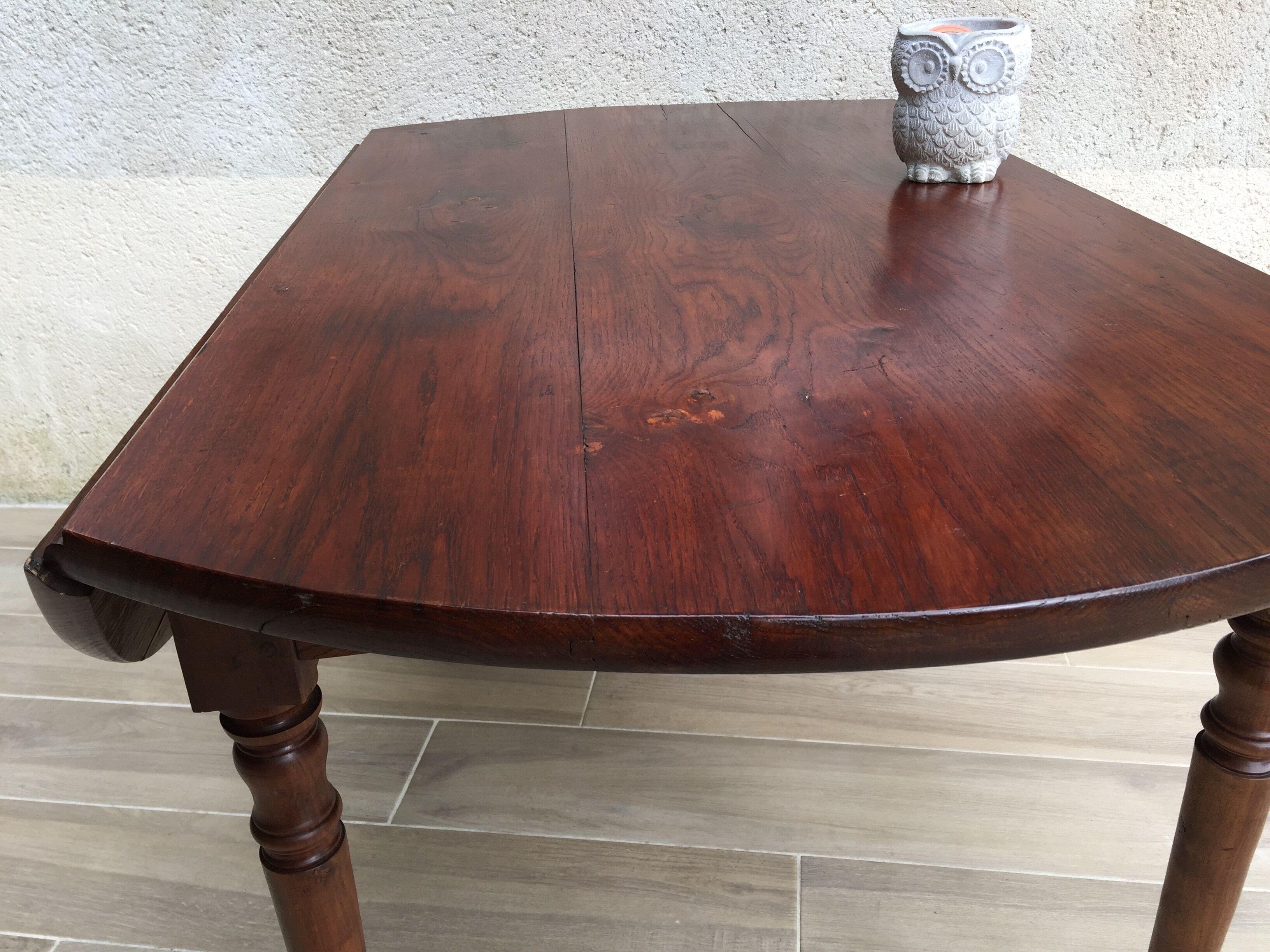 Large table round in rabats in vintage massive oak