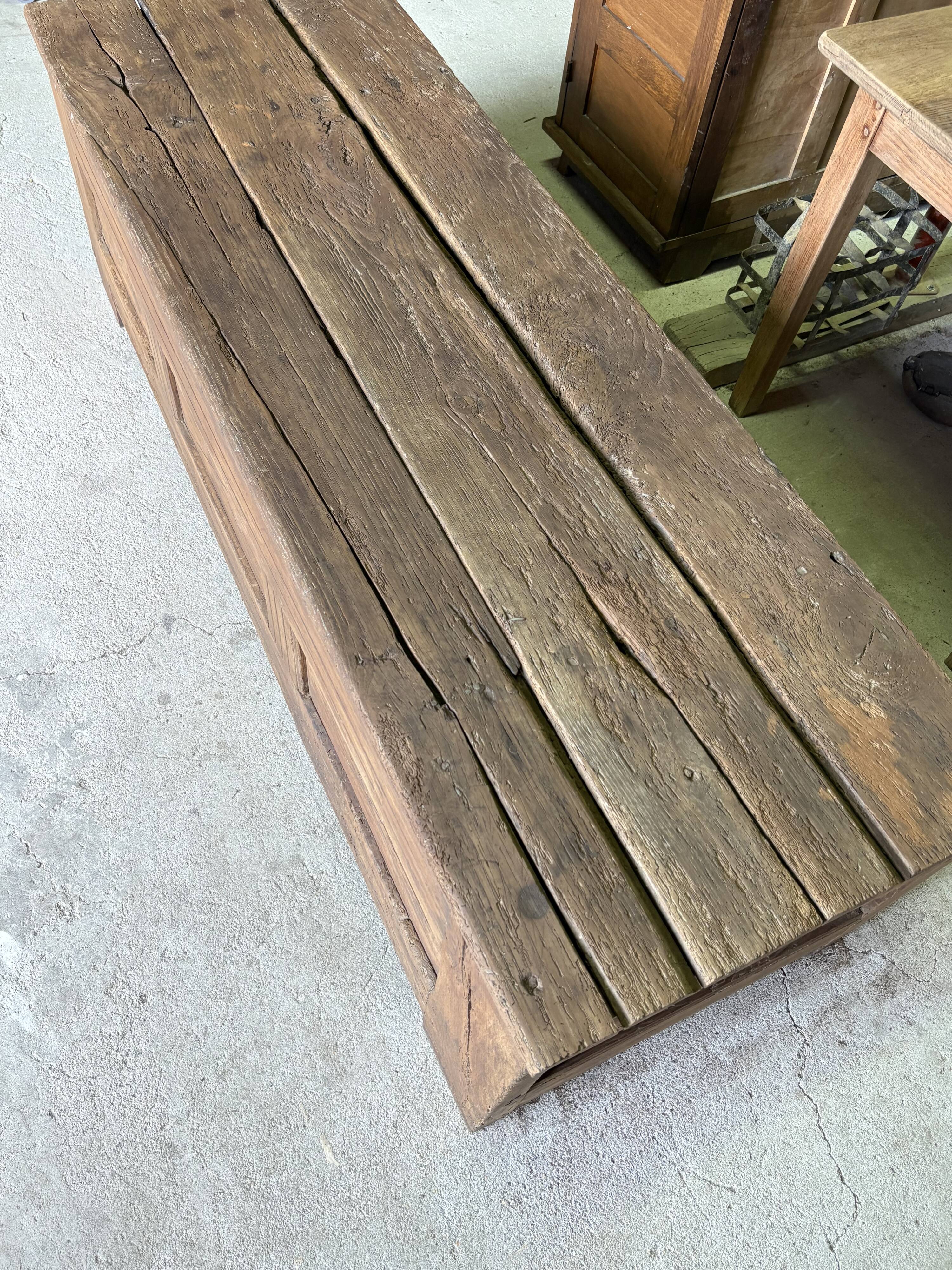 Maie ancienne en bois massif