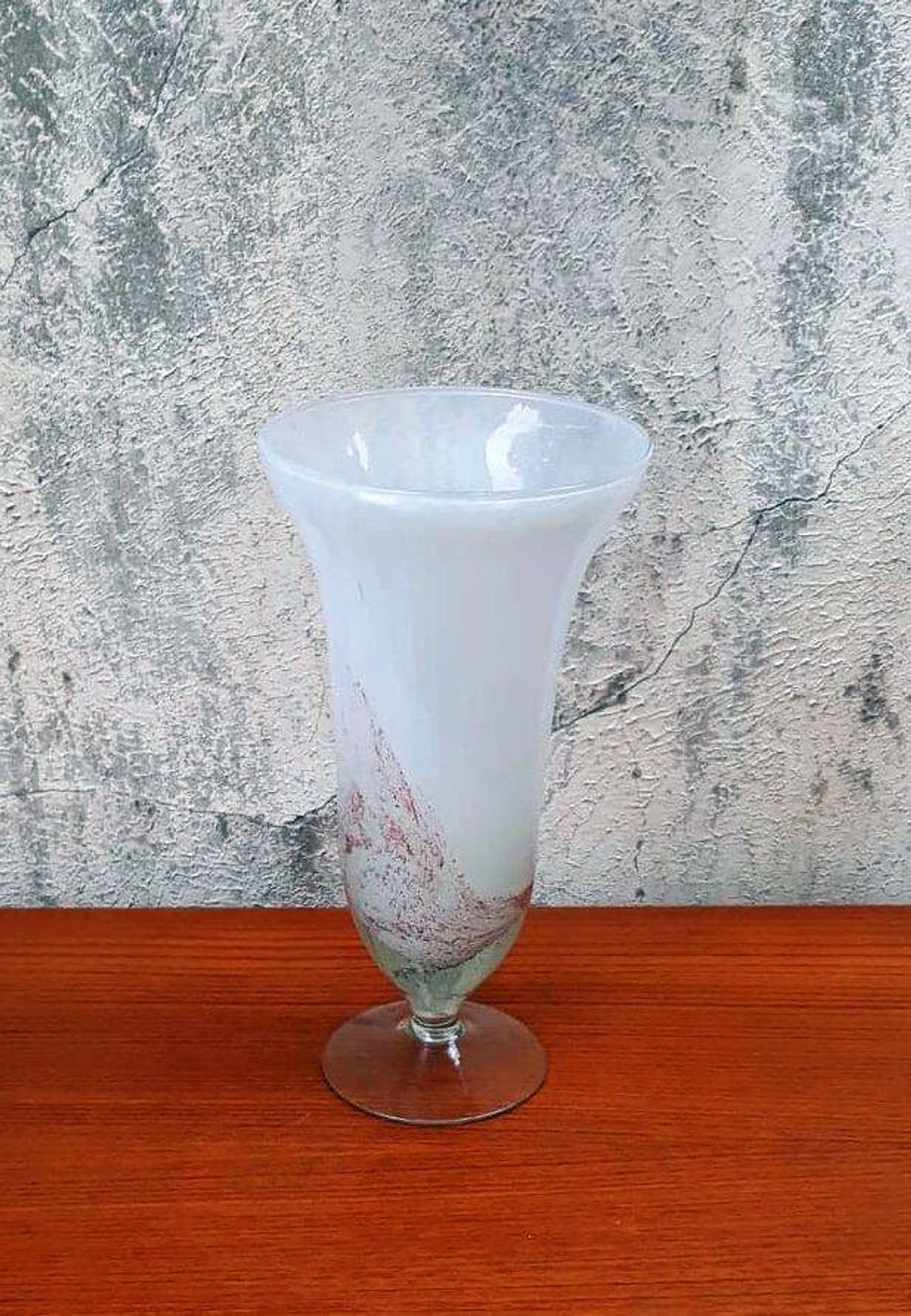 Vase trompette sur pied en verre soufflé.