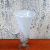 Vase trompette sur pied en verre soufflé.