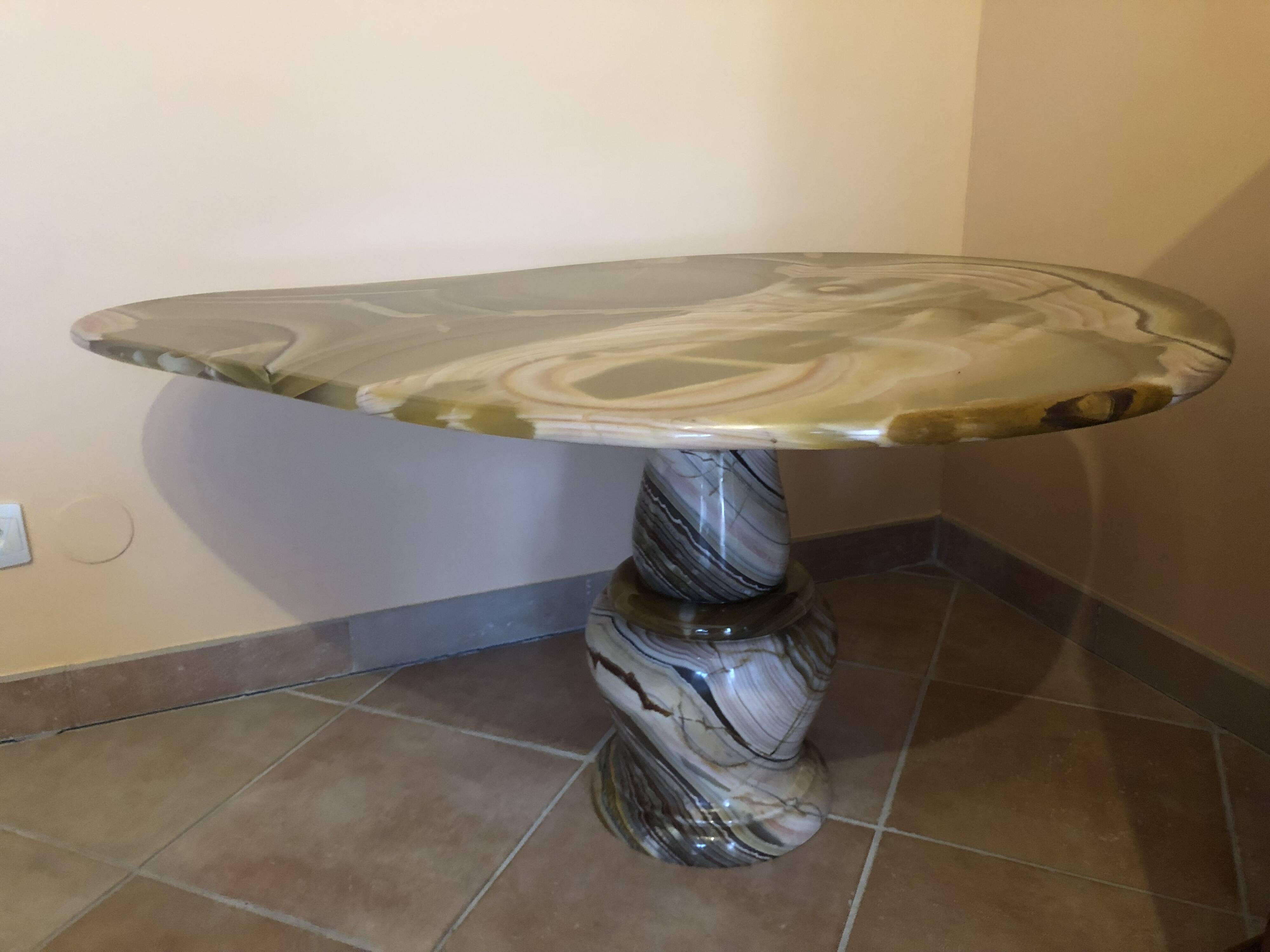 Table basse en onyx forme libre
