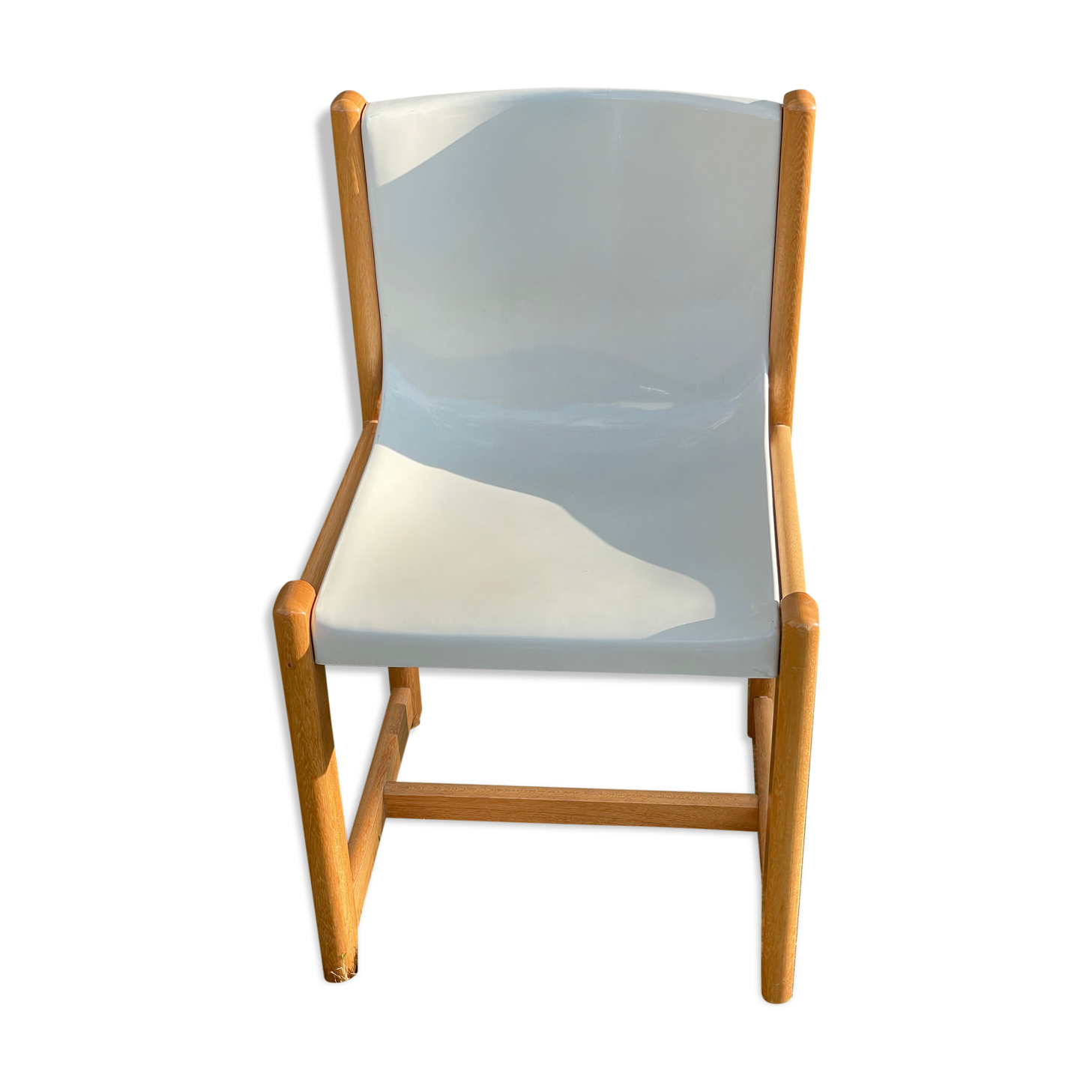 Gautier chair in white thermoformed plastic and wood
