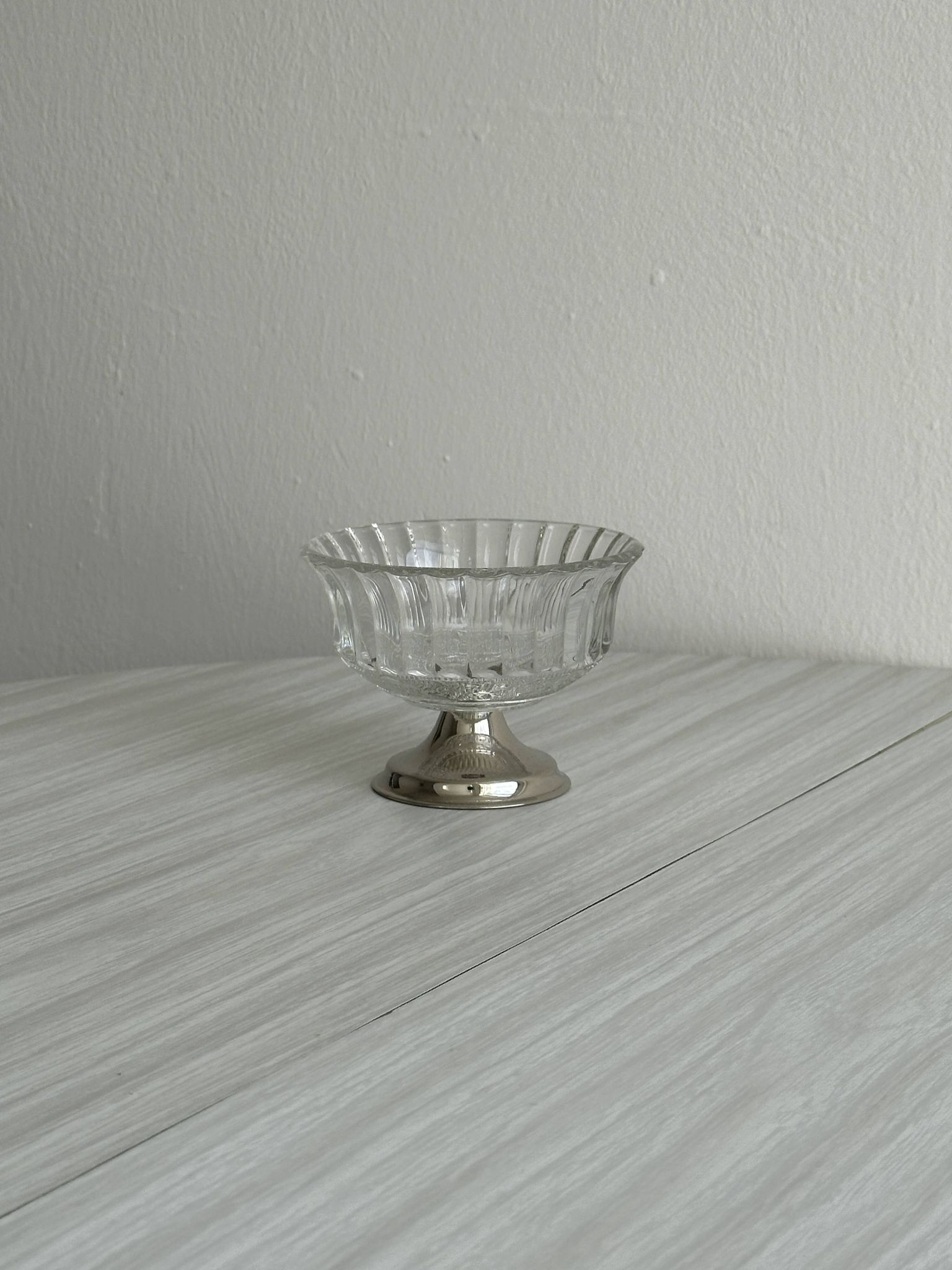 Coupe en verre épais sur pied métal