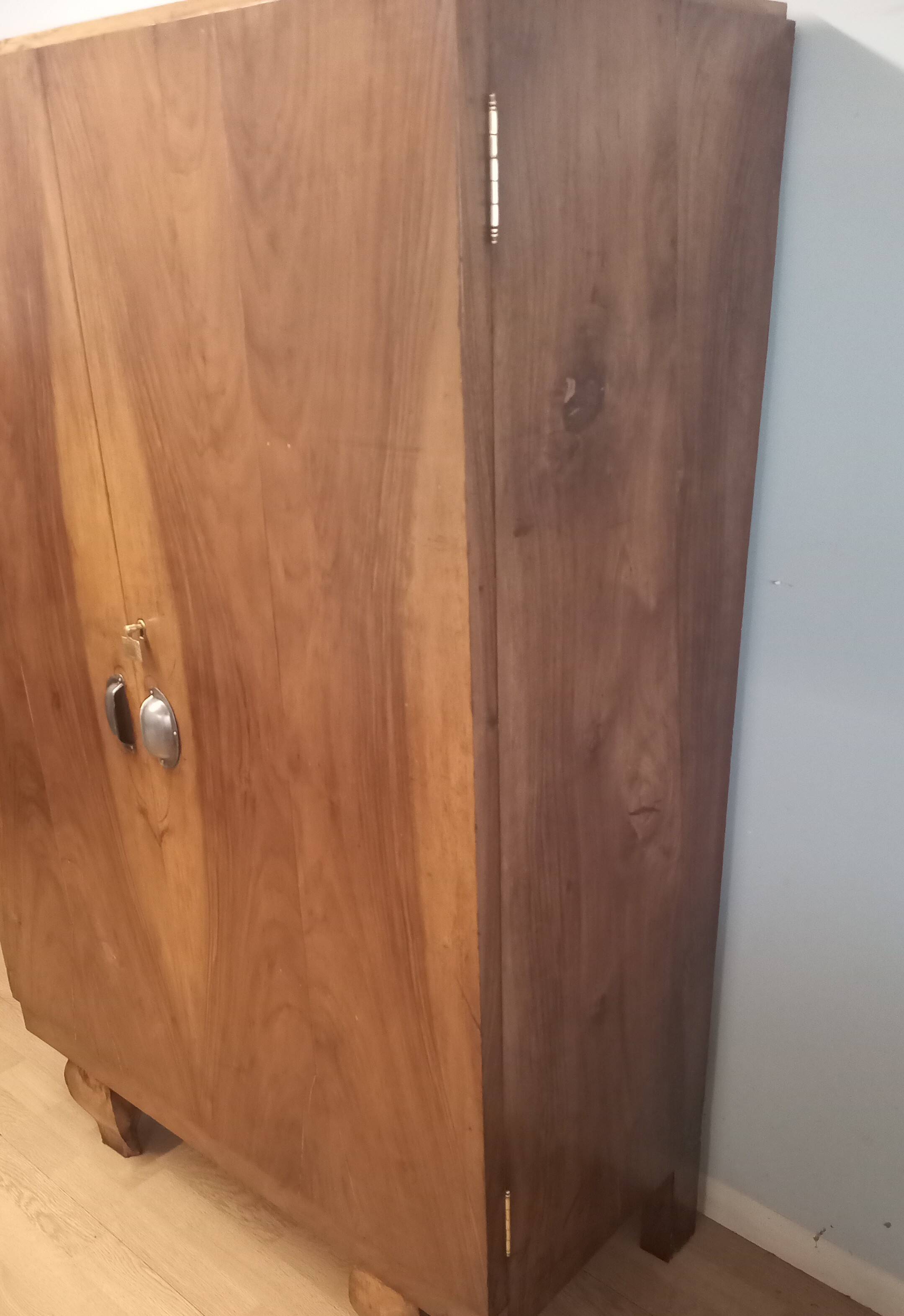 Armoire en noyer italien 1920