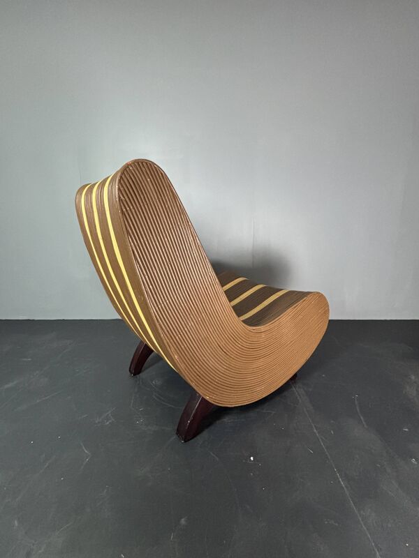 Chaise longue basse en rotin, bambou, avec des courbes et des vagues, des années 1970.