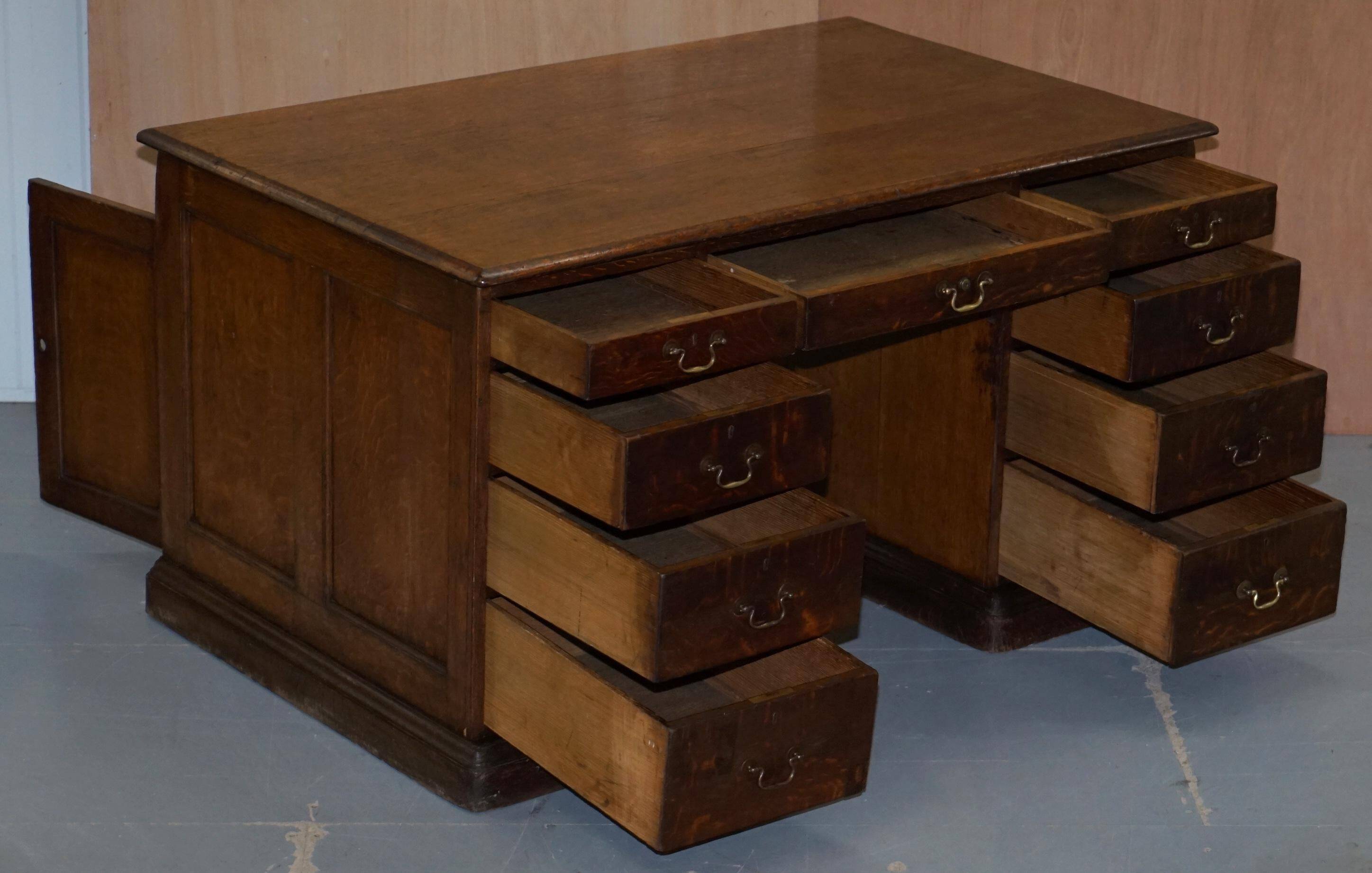 Bureau partenaire double face à deux caissons Gillows Lancaster chêne moucheté
