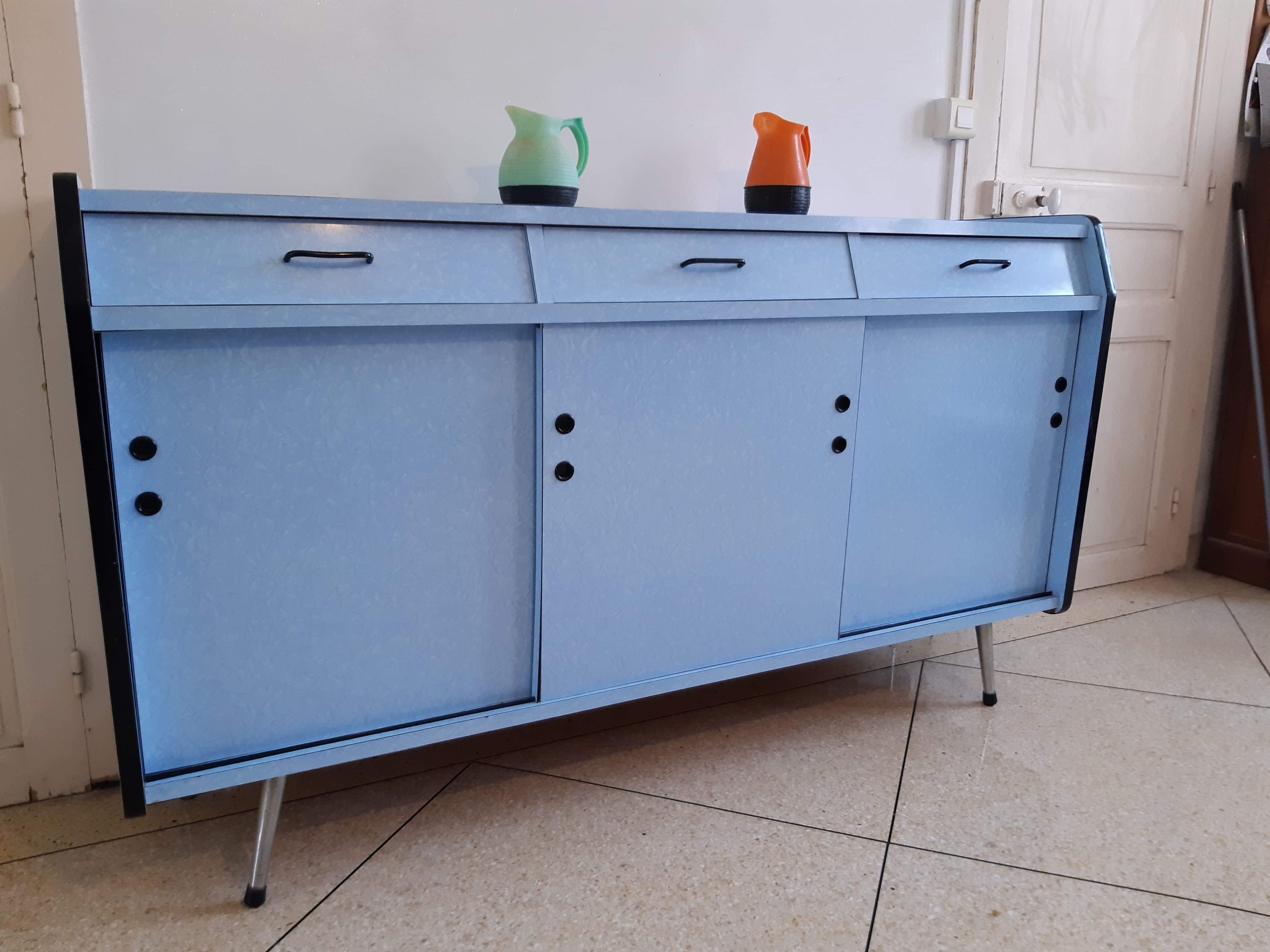 Buffet kitchen low blue formica