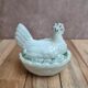 Petite poule couveuse en opaline blanche peinte ancienne