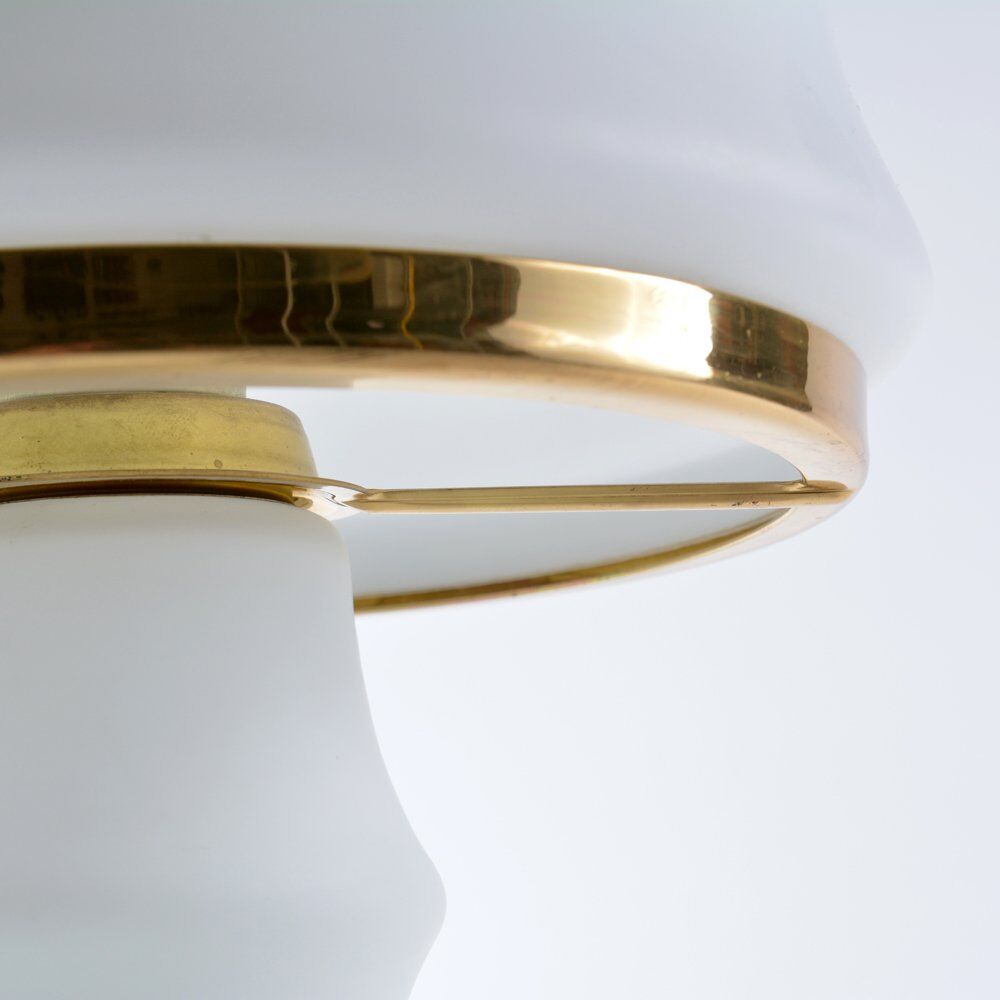 Lampe de table en verre opalin blanc et laiton, Tchécoslovaquie circa 1970