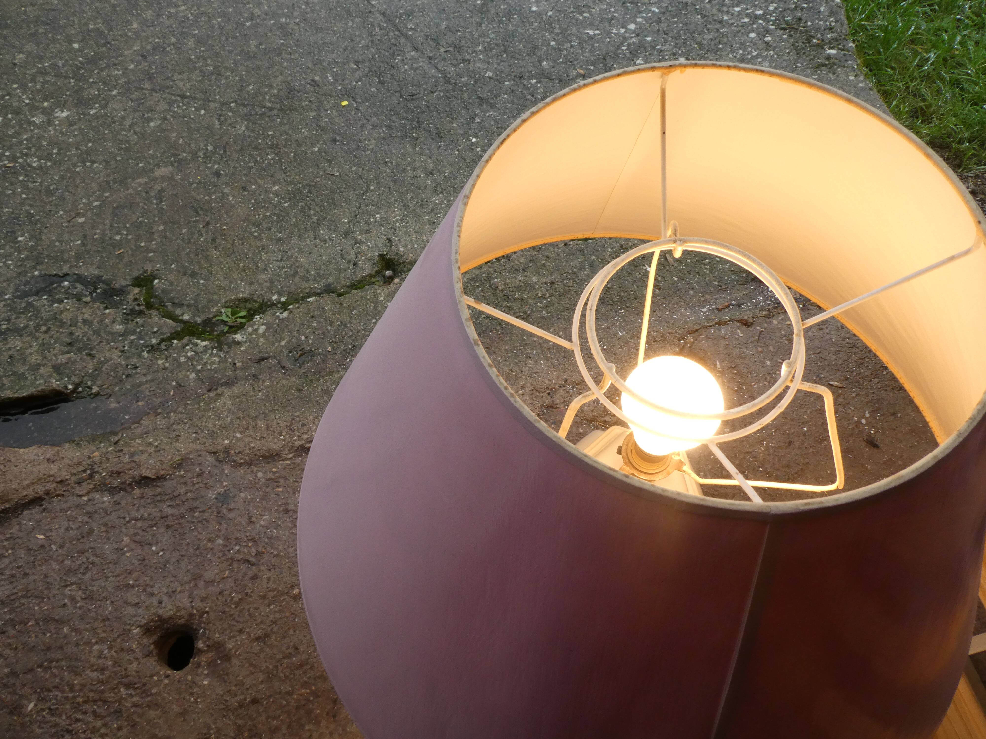 Vintage porcelain laying lamp