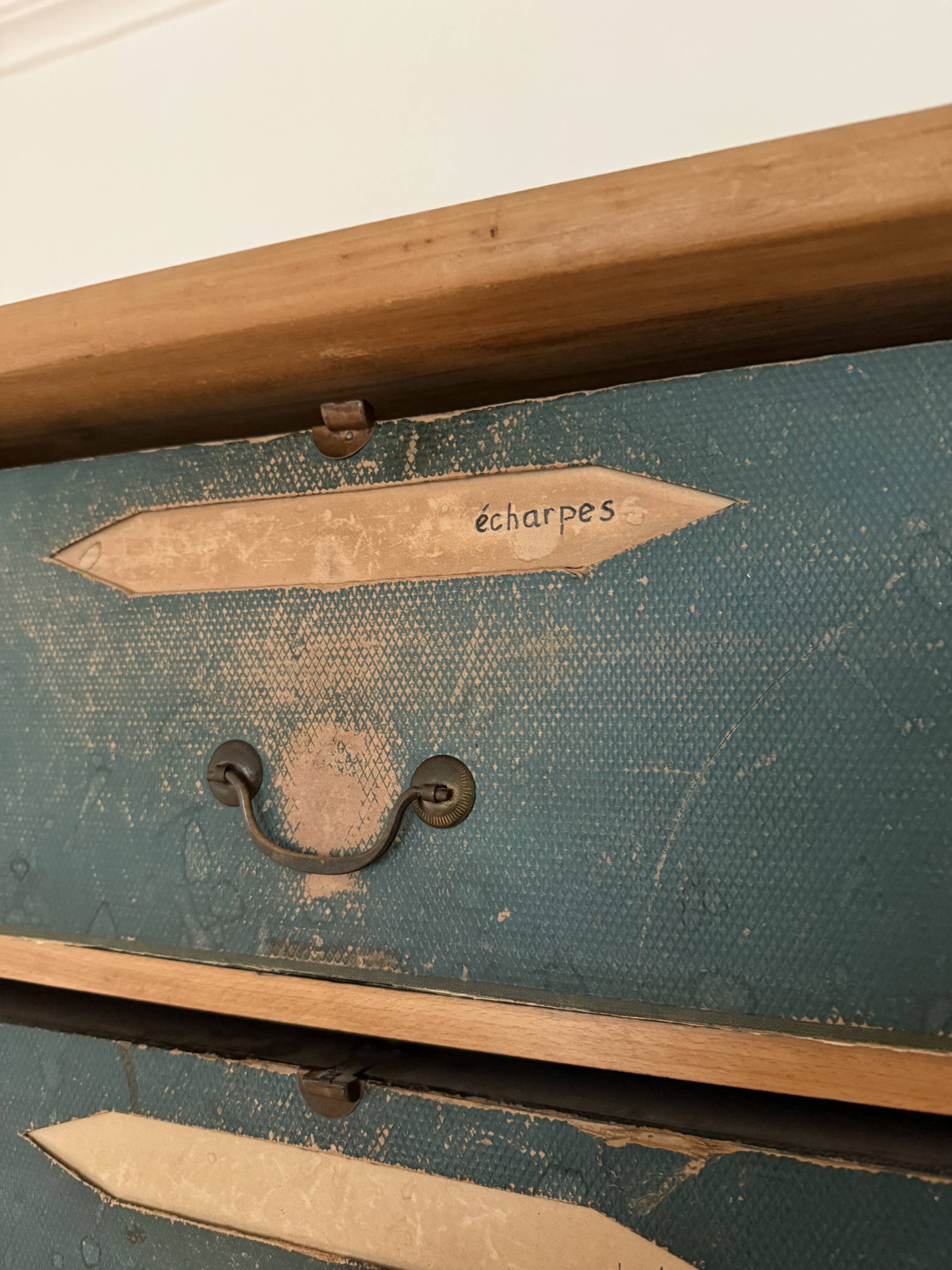 Notary desk with blue flaps, also known as a card index.