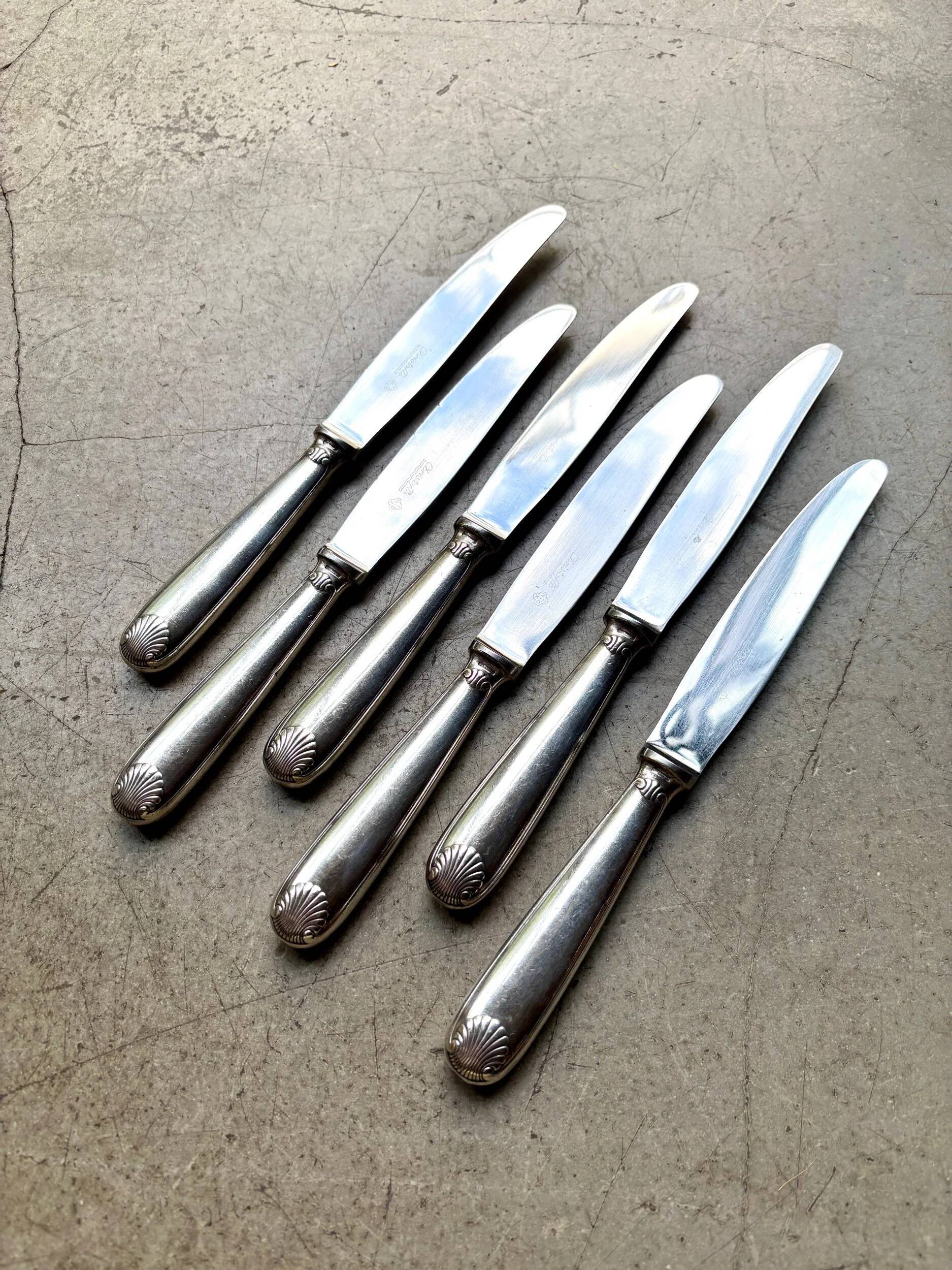 6 Christofle knives in silver-plated metal, shell design.