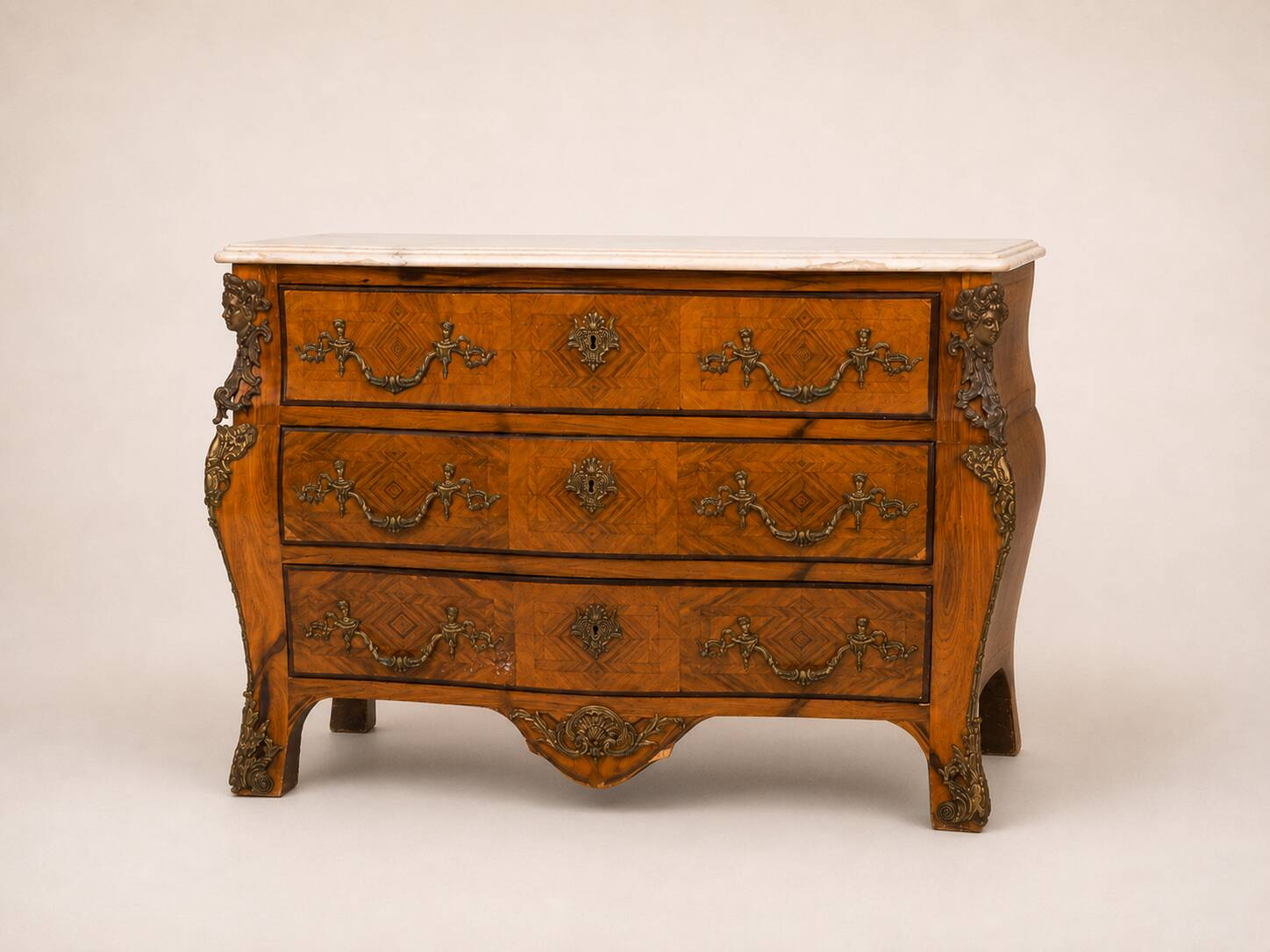 Commode galbée de style Louis XV - Europe, XXe siècle